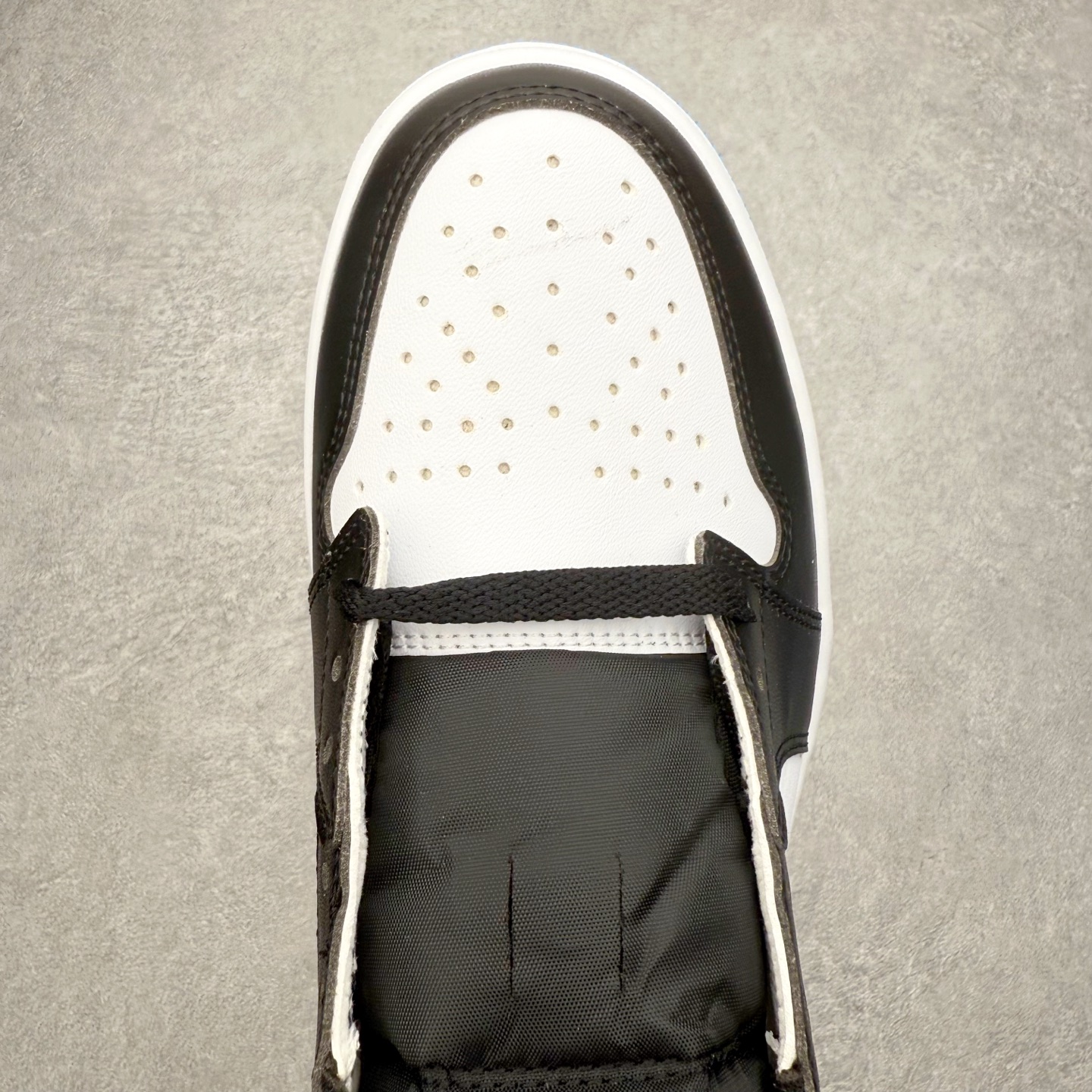 图片[4]-＃小DT Air Jordan AJ1 Low OG 低帮系列 全新流水线出品 超强性价比 DT版本平替选择 市场第二梯队 全部原鞋开发 原楦原纸板开发 全鞋电脑针车 原厂内置全掌气垫 原盒内在原标 唯一Zp原版鞋带绑法 免检产品 全新2022版型 全头层皮料 完美零毛边处理 原厂配置全掌气垫 价格定位良心 几十个配色陆续出货 实拍调校N版已经零色差零失真 百分百还原实物色彩所见即所得 不存在货不对板色差等低级问题 选购参考实物拍摄 不混卖不参货 只用心做好货严格选品 承诺混一赔十 尺码：36 36.5 37.5 38 38.5 39 40 40.5 41 42 42.5 43 44 44.5 45 46-选品中心