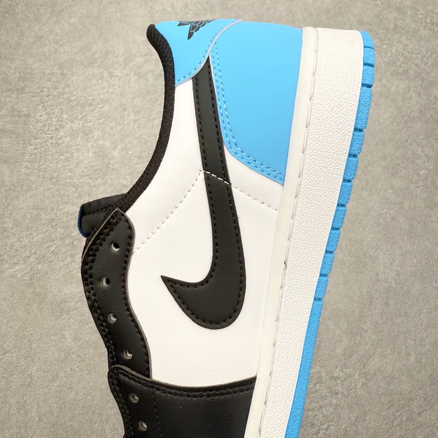 图片[7]-＃小DT Air Jordan AJ1 Low OG 低帮系列 全新流水线出品 超强性价比 DT版本平替选择 市场第二梯队 全部原鞋开发 原楦原纸板开发 全鞋电脑针车 原厂内置全掌气垫 原盒内在原标 唯一Zp原版鞋带绑法 免检产品 全新2022版型 全头层皮料 完美零毛边处理 原厂配置全掌气垫 价格定位良心 几十个配色陆续出货 实拍调校N版已经零色差零失真 百分百还原实物色彩所见即所得 不存在货不对板色差等低级问题 选购参考实物拍摄 不混卖不参货 只用心做好货严格选品 承诺混一赔十 尺码：36 36.5 37.5 38 38.5 39 40 40.5 41 42 42.5 43 44 44.5 45 46-选品中心