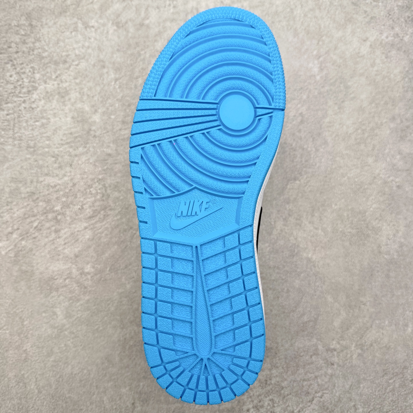 图片[9]-＃小DT Air Jordan AJ1 Low OG 低帮系列 全新流水线出品 超强性价比 DT版本平替选择 市场第二梯队 全部原鞋开发 原楦原纸板开发 全鞋电脑针车 原厂内置全掌气垫 原盒内在原标 唯一Zp原版鞋带绑法 免检产品 全新2022版型 全头层皮料 完美零毛边处理 原厂配置全掌气垫 价格定位良心 几十个配色陆续出货 实拍调校N版已经零色差零失真 百分百还原实物色彩所见即所得 不存在货不对板色差等低级问题 选购参考实物拍摄 不混卖不参货 只用心做好货严格选品 承诺混一赔十 尺码：36 36.5 37.5 38 38.5 39 40 40.5 41 42 42.5 43 44 44.5 45 46-选品中心