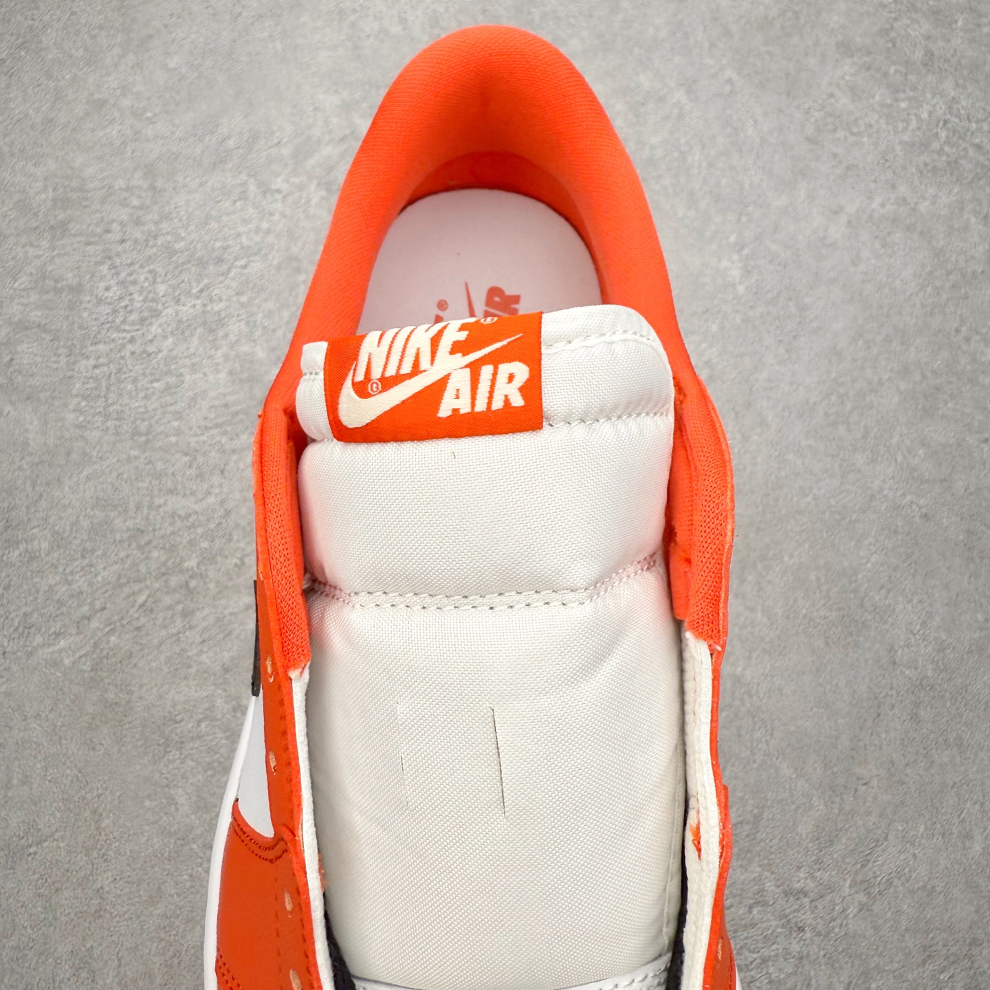 图片[5]-＃小DT Air Jordan AJ1 Low OG 低帮系列 全新流水线出品 超强性价比 DT版本平替选择 市场第二梯队 全部原鞋开发 原楦原纸板开发 全鞋电脑针车 原厂内置全掌气垫 原盒内在原标 唯一Zp原版鞋带绑法 免检产品 全新2022版型 全头层皮料 完美零毛边处理 原厂配置全掌气垫 价格定位良心 几十个配色陆续出货 实拍调校N版已经零色差零失真 百分百还原实物色彩所见即所得 不存在货不对板色差等低级问题 选购参考实物拍摄 不混卖不参货 只用心做好货严格选品 承诺混一赔十 尺码：36 36.5 37.5 38 38.5 39 40 40.5 41 42 42.5 43 44 44.5 45 46-选品中心