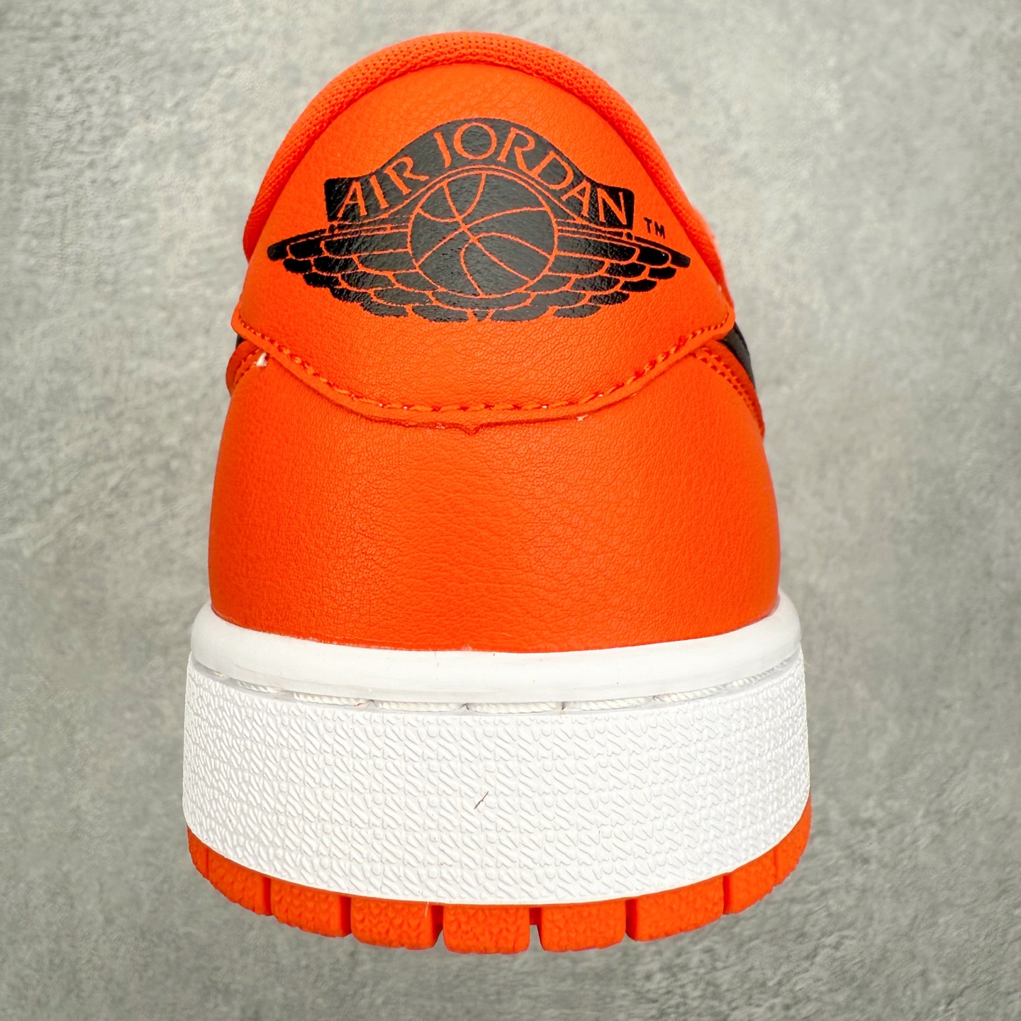 图片[8]-＃小DT Air Jordan AJ1 Low OG 低帮系列 全新流水线出品 超强性价比 DT版本平替选择 市场第二梯队 全部原鞋开发 原楦原纸板开发 全鞋电脑针车 原厂内置全掌气垫 原盒内在原标 唯一Zp原版鞋带绑法 免检产品 全新2022版型 全头层皮料 完美零毛边处理 原厂配置全掌气垫 价格定位良心 几十个配色陆续出货 实拍调校N版已经零色差零失真 百分百还原实物色彩所见即所得 不存在货不对板色差等低级问题 选购参考实物拍摄 不混卖不参货 只用心做好货严格选品 承诺混一赔十 尺码：36 36.5 37.5 38 38.5 39 40 40.5 41 42 42.5 43 44 44.5 45 46-选品中心