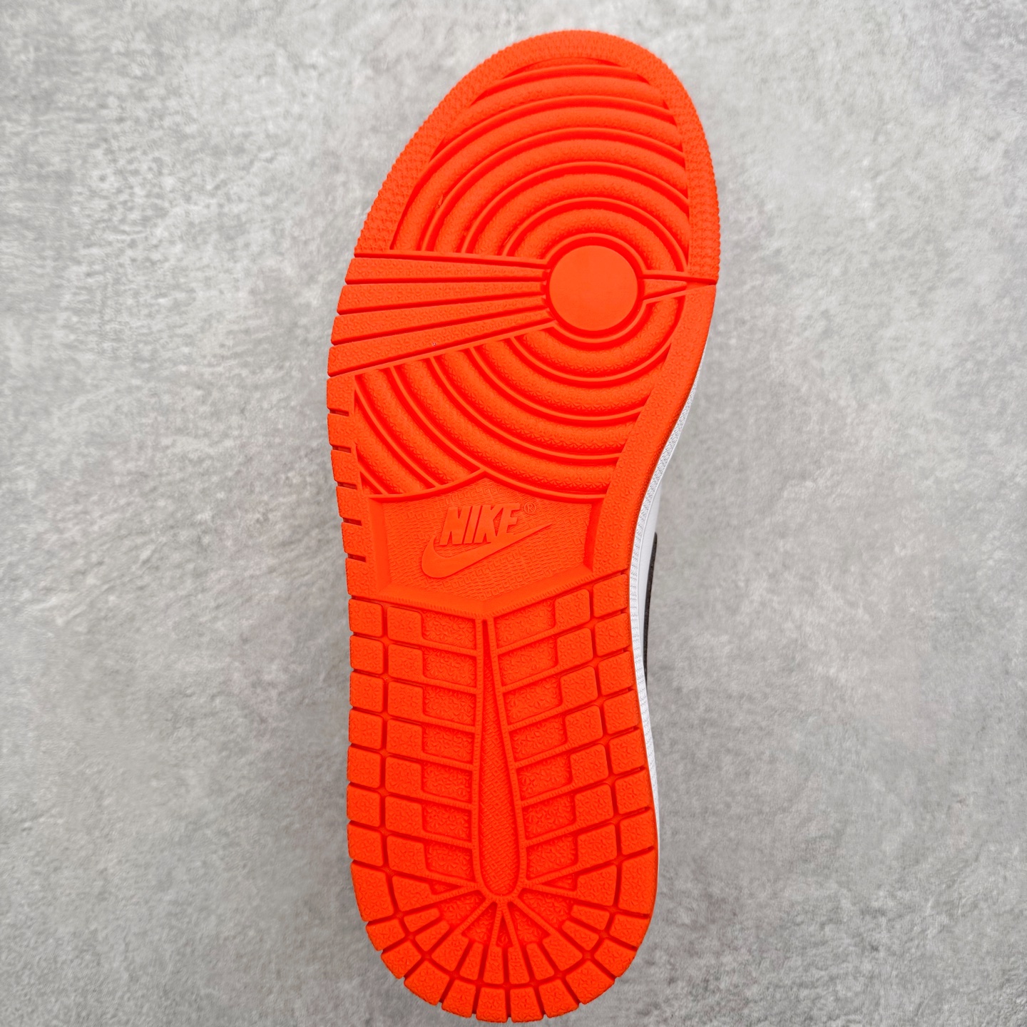 图片[9]-＃小DT Air Jordan AJ1 Low OG 低帮系列 全新流水线出品 超强性价比 DT版本平替选择 市场第二梯队 全部原鞋开发 原楦原纸板开发 全鞋电脑针车 原厂内置全掌气垫 原盒内在原标 唯一Zp原版鞋带绑法 免检产品 全新2022版型 全头层皮料 完美零毛边处理 原厂配置全掌气垫 价格定位良心 几十个配色陆续出货 实拍调校N版已经零色差零失真 百分百还原实物色彩所见即所得 不存在货不对板色差等低级问题 选购参考实物拍摄 不混卖不参货 只用心做好货严格选品 承诺混一赔十 尺码：36 36.5 37.5 38 38.5 39 40 40.5 41 42 42.5 43 44 44.5 45 46-选品中心