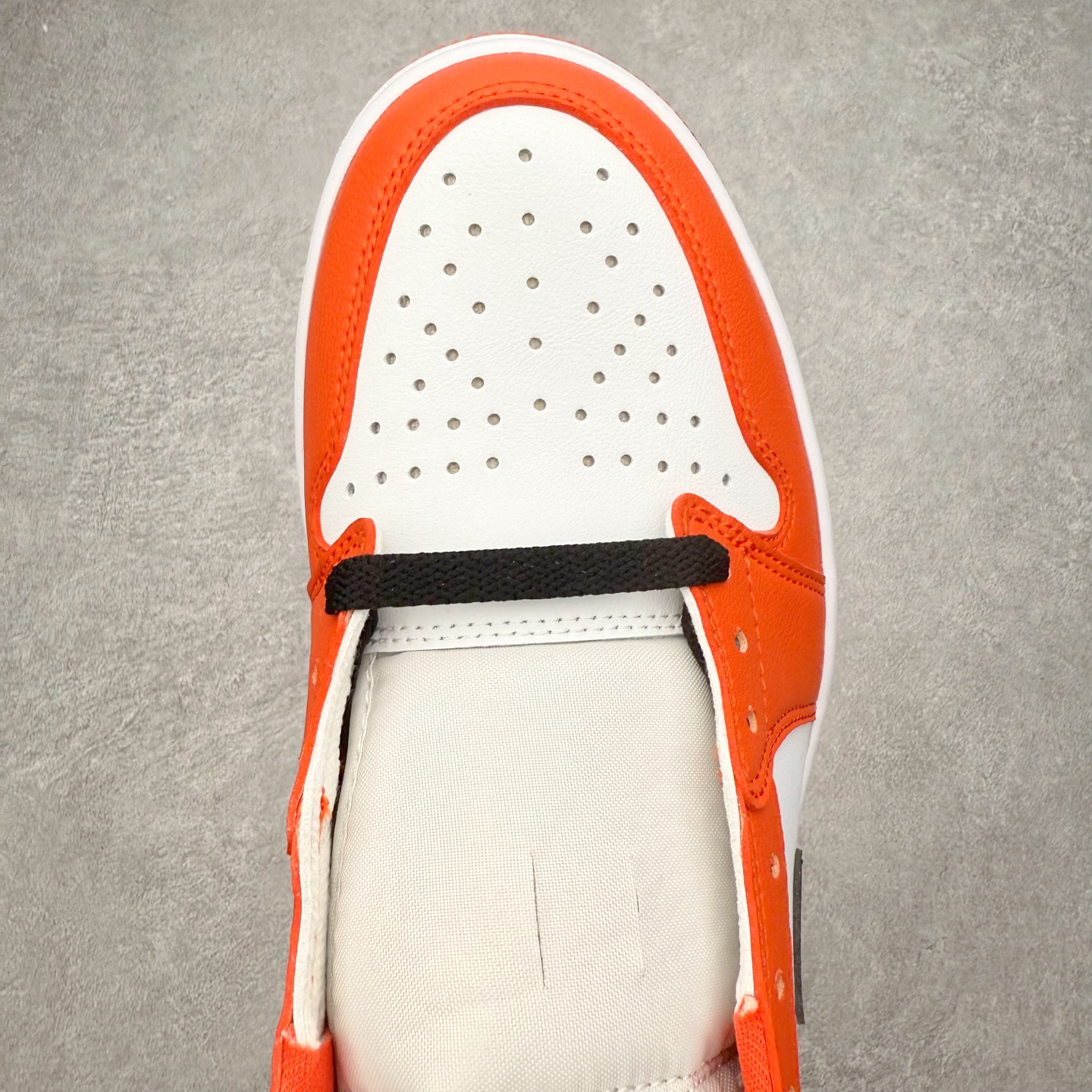 图片[4]-＃小DT Air Jordan AJ1 Low OG 低帮系列 全新流水线出品 超强性价比 DT版本平替选择 市场第二梯队 全部原鞋开发 原楦原纸板开发 全鞋电脑针车 原厂内置全掌气垫 原盒内在原标 唯一Zp原版鞋带绑法 免检产品 全新2022版型 全头层皮料 完美零毛边处理 原厂配置全掌气垫 价格定位良心 几十个配色陆续出货 实拍调校N版已经零色差零失真 百分百还原实物色彩所见即所得 不存在货不对板色差等低级问题 选购参考实物拍摄 不混卖不参货 只用心做好货严格选品 承诺混一赔十 尺码：36 36.5 37.5 38 38.5 39 40 40.5 41 42 42.5 43 44 44.5 45 46-选品中心