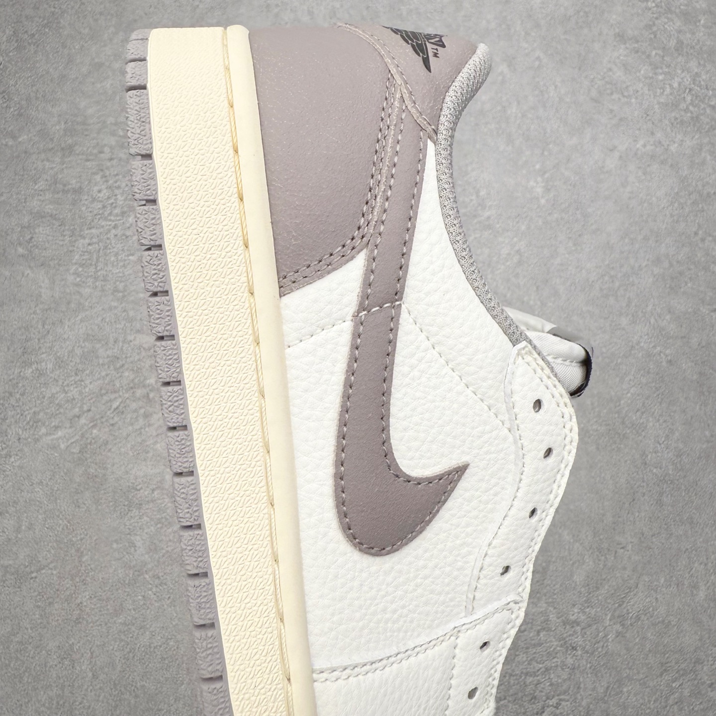 图片[6]-＃小DT Air Jordan AJ1 Low OG 低帮系列 全新流水线出品 超强性价比 DT版本平替选择 市场第二梯队 全部原鞋开发 原楦原纸板开发 全鞋电脑针车 原厂内置全掌气垫 原盒内在原标 唯一Zp原版鞋带绑法 免检产品 全新2022版型 全头层皮料 完美零毛边处理 原厂配置全掌气垫 价格定位良心 几十个配色陆续出货 实拍调校N版已经零色差零失真 百分百还原实物色彩所见即所得 不存在货不对板色差等低级问题 选购参考实物拍摄 不混卖不参货 只用心做好货严格选品 承诺混一赔十 尺码：36 36.5 37.5 38 38.5 39 40 40.5 41 42 42.5 43 44 44.5 45 46-选品中心