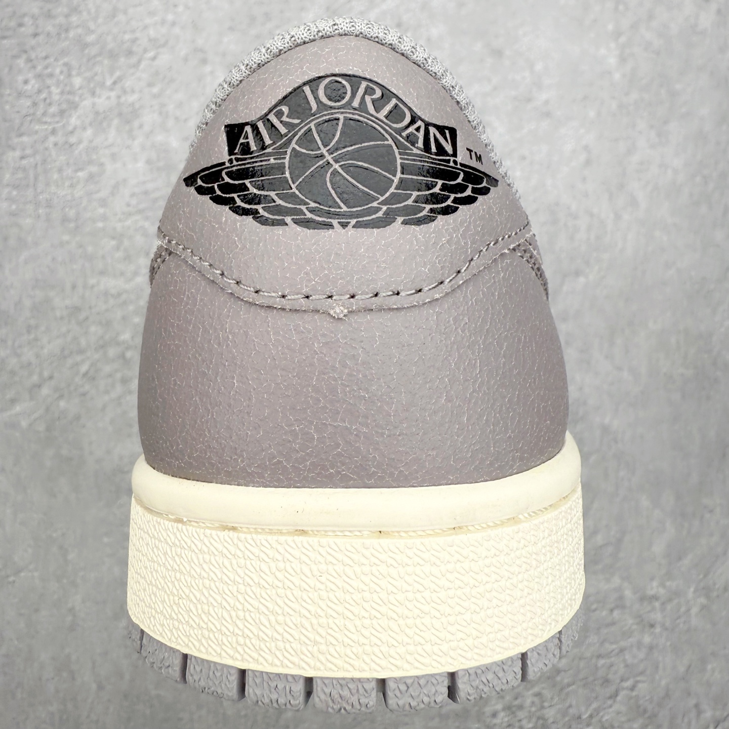 图片[8]-＃小DT Air Jordan AJ1 Low OG 低帮系列 全新流水线出品 超强性价比 DT版本平替选择 市场第二梯队 全部原鞋开发 原楦原纸板开发 全鞋电脑针车 原厂内置全掌气垫 原盒内在原标 唯一Zp原版鞋带绑法 免检产品 全新2022版型 全头层皮料 完美零毛边处理 原厂配置全掌气垫 价格定位良心 几十个配色陆续出货 实拍调校N版已经零色差零失真 百分百还原实物色彩所见即所得 不存在货不对板色差等低级问题 选购参考实物拍摄 不混卖不参货 只用心做好货严格选品 承诺混一赔十 尺码：36 36.5 37.5 38 38.5 39 40 40.5 41 42 42.5 43 44 44.5 45 46-选品中心