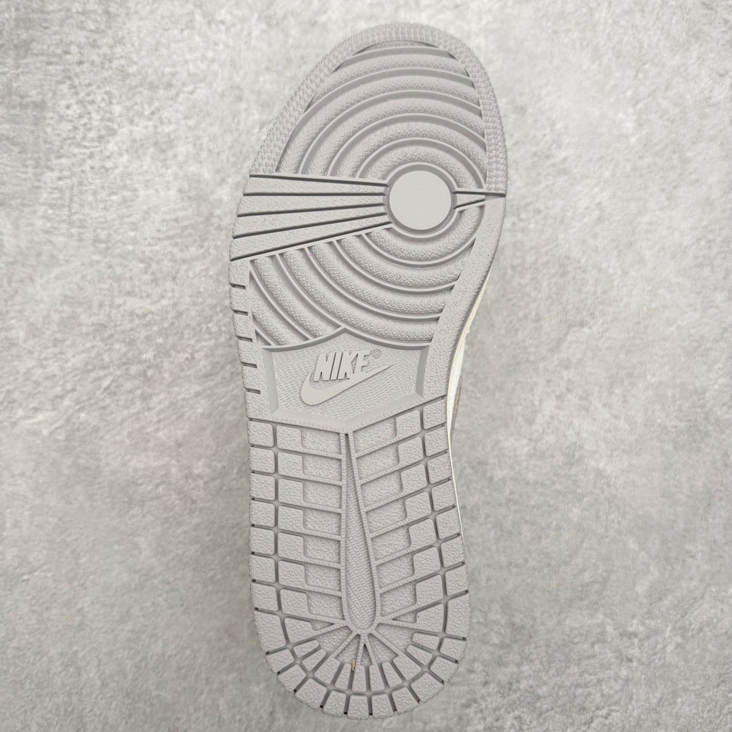 图片[9]-＃小DT Air Jordan AJ1 Low OG 低帮系列 全新流水线出品 超强性价比 DT版本平替选择 市场第二梯队 全部原鞋开发 原楦原纸板开发 全鞋电脑针车 原厂内置全掌气垫 原盒内在原标 唯一Zp原版鞋带绑法 免检产品 全新2022版型 全头层皮料 完美零毛边处理 原厂配置全掌气垫 价格定位良心 几十个配色陆续出货 实拍调校N版已经零色差零失真 百分百还原实物色彩所见即所得 不存在货不对板色差等低级问题 选购参考实物拍摄 不混卖不参货 只用心做好货严格选品 承诺混一赔十 尺码：36 36.5 37.5 38 38.5 39 40 40.5 41 42 42.5 43 44 44.5 45 46-选品中心