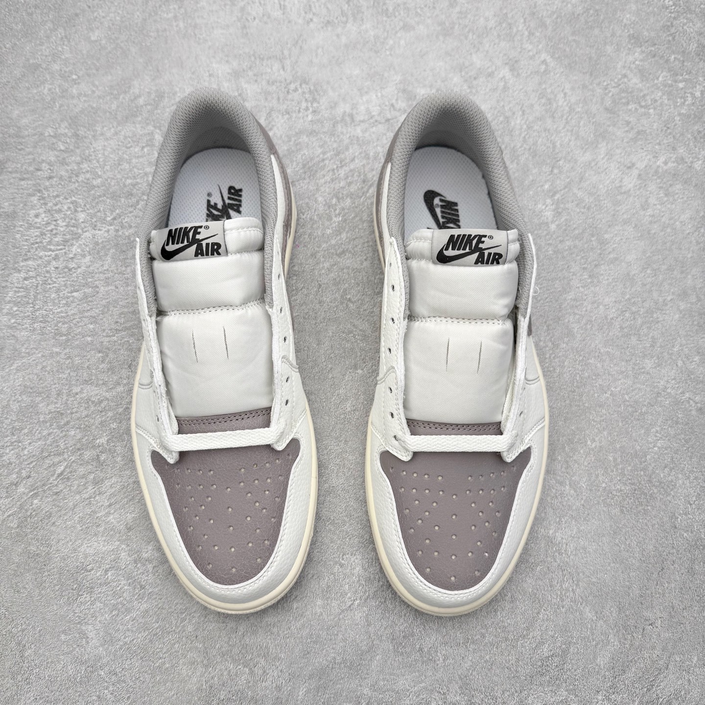 图片[2]-＃小DT Air Jordan AJ1 Low OG 低帮系列 全新流水线出品 超强性价比 DT版本平替选择 市场第二梯队 全部原鞋开发 原楦原纸板开发 全鞋电脑针车 原厂内置全掌气垫 原盒内在原标 唯一Zp原版鞋带绑法 免检产品 全新2022版型 全头层皮料 完美零毛边处理 原厂配置全掌气垫 价格定位良心 几十个配色陆续出货 实拍调校N版已经零色差零失真 百分百还原实物色彩所见即所得 不存在货不对板色差等低级问题 选购参考实物拍摄 不混卖不参货 只用心做好货严格选品 承诺混一赔十 尺码：36 36.5 37.5 38 38.5 39 40 40.5 41 42 42.5 43 44 44.5 45 46-选品中心