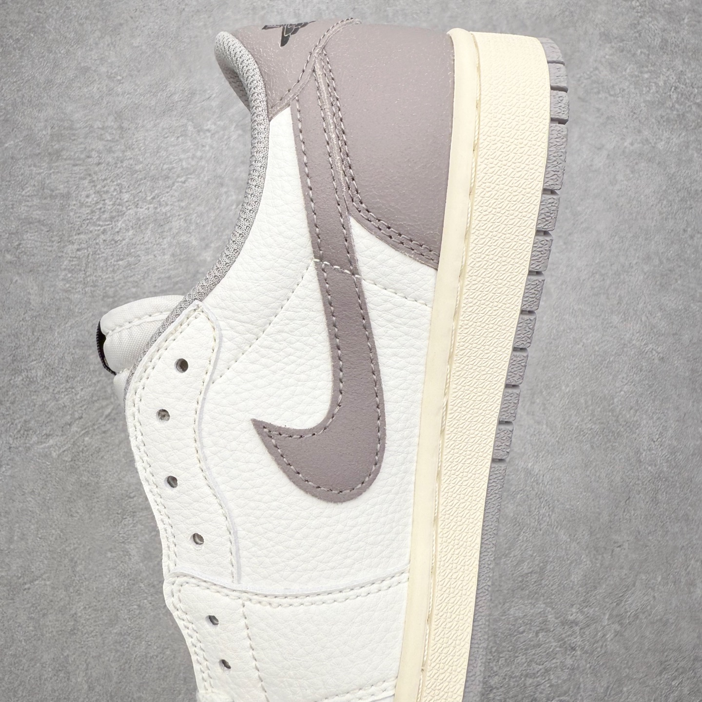 图片[7]-＃小DT Air Jordan AJ1 Low OG 低帮系列 全新流水线出品 超强性价比 DT版本平替选择 市场第二梯队 全部原鞋开发 原楦原纸板开发 全鞋电脑针车 原厂内置全掌气垫 原盒内在原标 唯一Zp原版鞋带绑法 免检产品 全新2022版型 全头层皮料 完美零毛边处理 原厂配置全掌气垫 价格定位良心 几十个配色陆续出货 实拍调校N版已经零色差零失真 百分百还原实物色彩所见即所得 不存在货不对板色差等低级问题 选购参考实物拍摄 不混卖不参货 只用心做好货严格选品 承诺混一赔十 尺码：36 36.5 37.5 38 38.5 39 40 40.5 41 42 42.5 43 44 44.5 45 46-选品中心