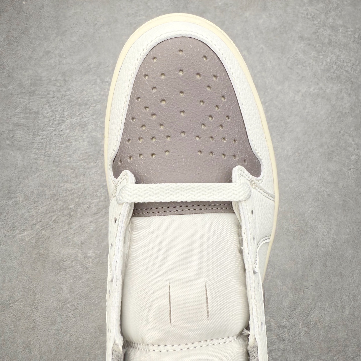 图片[4]-＃小DT Air Jordan AJ1 Low OG 低帮系列 全新流水线出品 超强性价比 DT版本平替选择 市场第二梯队 全部原鞋开发 原楦原纸板开发 全鞋电脑针车 原厂内置全掌气垫 原盒内在原标 唯一Zp原版鞋带绑法 免检产品 全新2022版型 全头层皮料 完美零毛边处理 原厂配置全掌气垫 价格定位良心 几十个配色陆续出货 实拍调校N版已经零色差零失真 百分百还原实物色彩所见即所得 不存在货不对板色差等低级问题 选购参考实物拍摄 不混卖不参货 只用心做好货严格选品 承诺混一赔十 尺码：36 36.5 37.5 38 38.5 39 40 40.5 41 42 42.5 43 44 44.5 45 46-选品中心