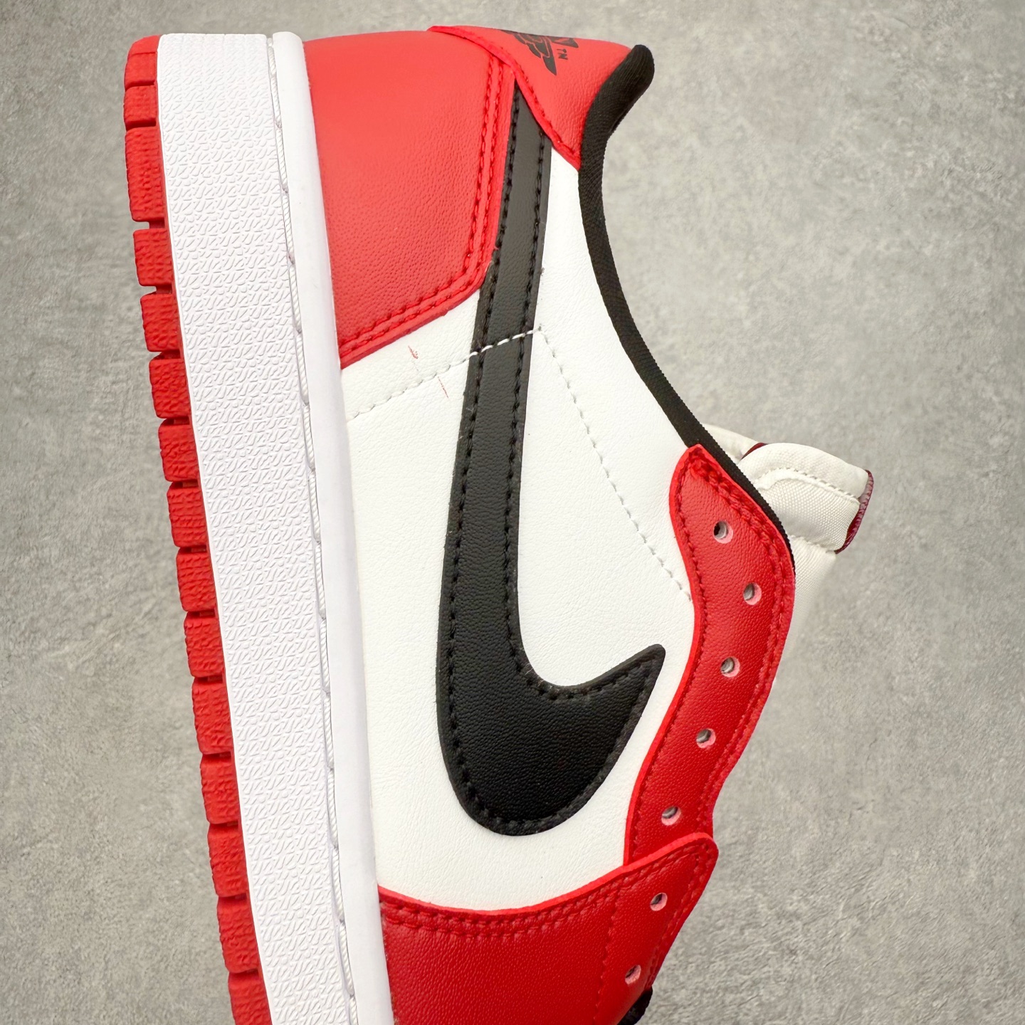 图片[6]-＃小DT Air Jordan AJ1 Low OG 低帮系列 全新流水线出品 超强性价比 DT版本平替选择 市场第二梯队 全部原鞋开发 原楦原纸板开发 全鞋电脑针车 原厂内置全掌气垫 原盒内在原标 唯一Zp原版鞋带绑法 免检产品 全新2022版型 全头层皮料 完美零毛边处理 原厂配置全掌气垫 价格定位良心 几十个配色陆续出货 实拍调校N版已经零色差零失真 百分百还原实物色彩所见即所得 不存在货不对板色差等低级问题 选购参考实物拍摄 不混卖不参货 只用心做好货严格选品 承诺混一赔十 尺码：36 36.5 37.5 38 38.5 39 40 40.5 41 42 42.5 43 44 44.5 45 46-选品中心