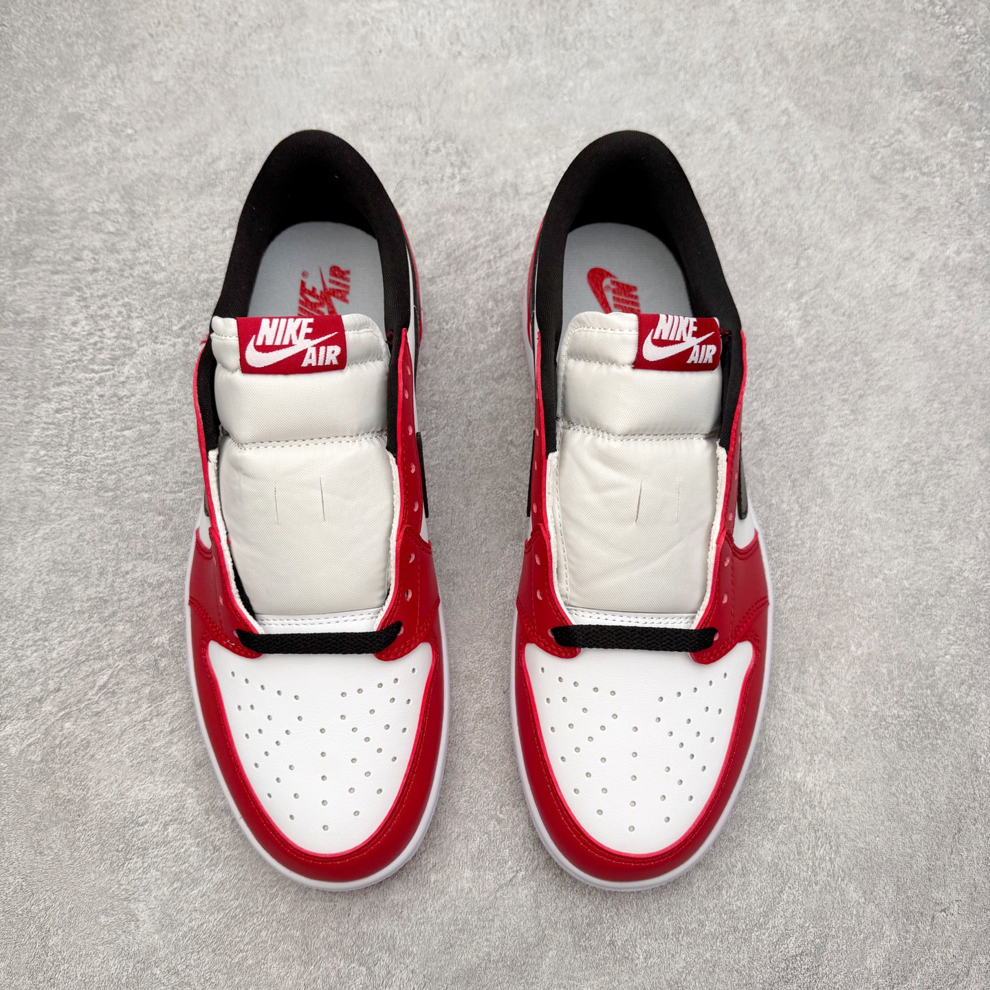 图片[2]-＃小DT Air Jordan AJ1 Low OG 低帮系列 全新流水线出品 超强性价比 DT版本平替选择 市场第二梯队 全部原鞋开发 原楦原纸板开发 全鞋电脑针车 原厂内置全掌气垫 原盒内在原标 唯一Zp原版鞋带绑法 免检产品 全新2022版型 全头层皮料 完美零毛边处理 原厂配置全掌气垫 价格定位良心 几十个配色陆续出货 实拍调校N版已经零色差零失真 百分百还原实物色彩所见即所得 不存在货不对板色差等低级问题 选购参考实物拍摄 不混卖不参货 只用心做好货严格选品 承诺混一赔十 尺码：36 36.5 37.5 38 38.5 39 40 40.5 41 42 42.5 43 44 44.5 45 46-选品中心