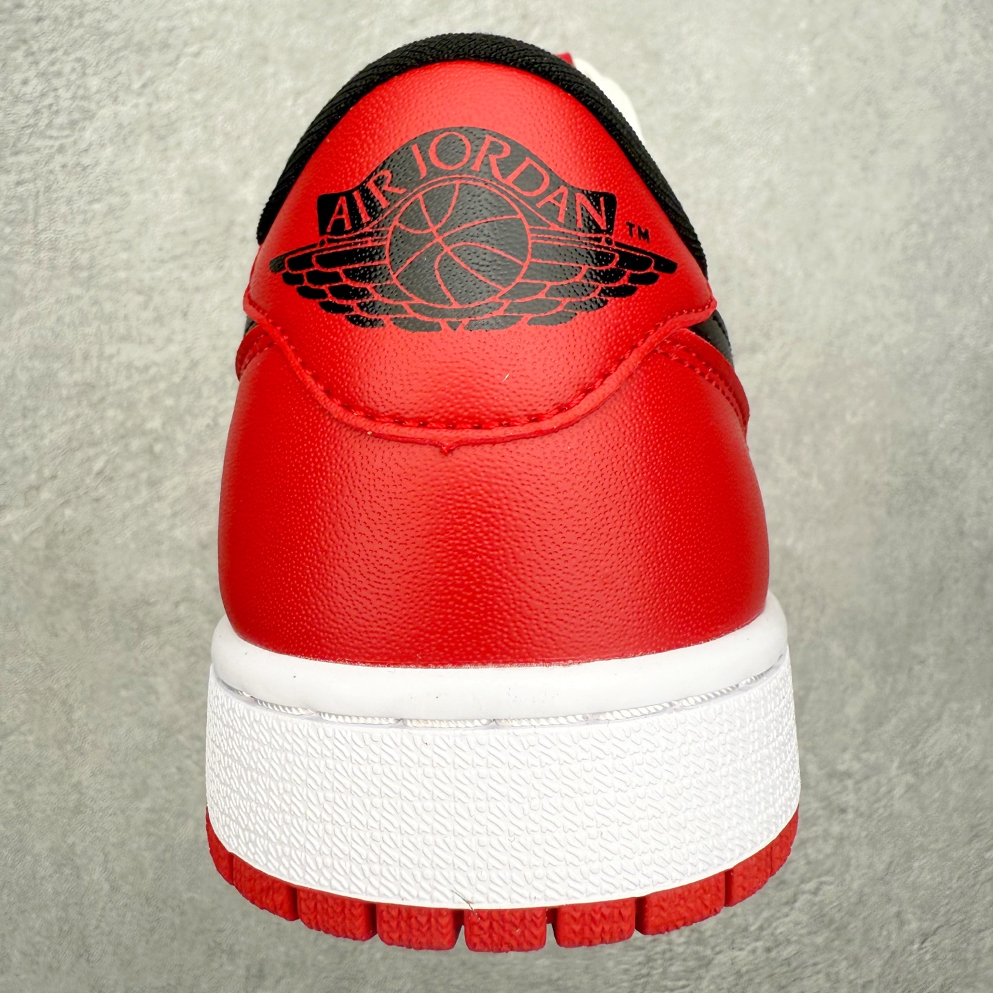 图片[8]-＃小DT Air Jordan AJ1 Low OG 低帮系列 全新流水线出品 超强性价比 DT版本平替选择 市场第二梯队 全部原鞋开发 原楦原纸板开发 全鞋电脑针车 原厂内置全掌气垫 原盒内在原标 唯一Zp原版鞋带绑法 免检产品 全新2022版型 全头层皮料 完美零毛边处理 原厂配置全掌气垫 价格定位良心 几十个配色陆续出货 实拍调校N版已经零色差零失真 百分百还原实物色彩所见即所得 不存在货不对板色差等低级问题 选购参考实物拍摄 不混卖不参货 只用心做好货严格选品 承诺混一赔十 尺码：36 36.5 37.5 38 38.5 39 40 40.5 41 42 42.5 43 44 44.5 45 46-选品中心