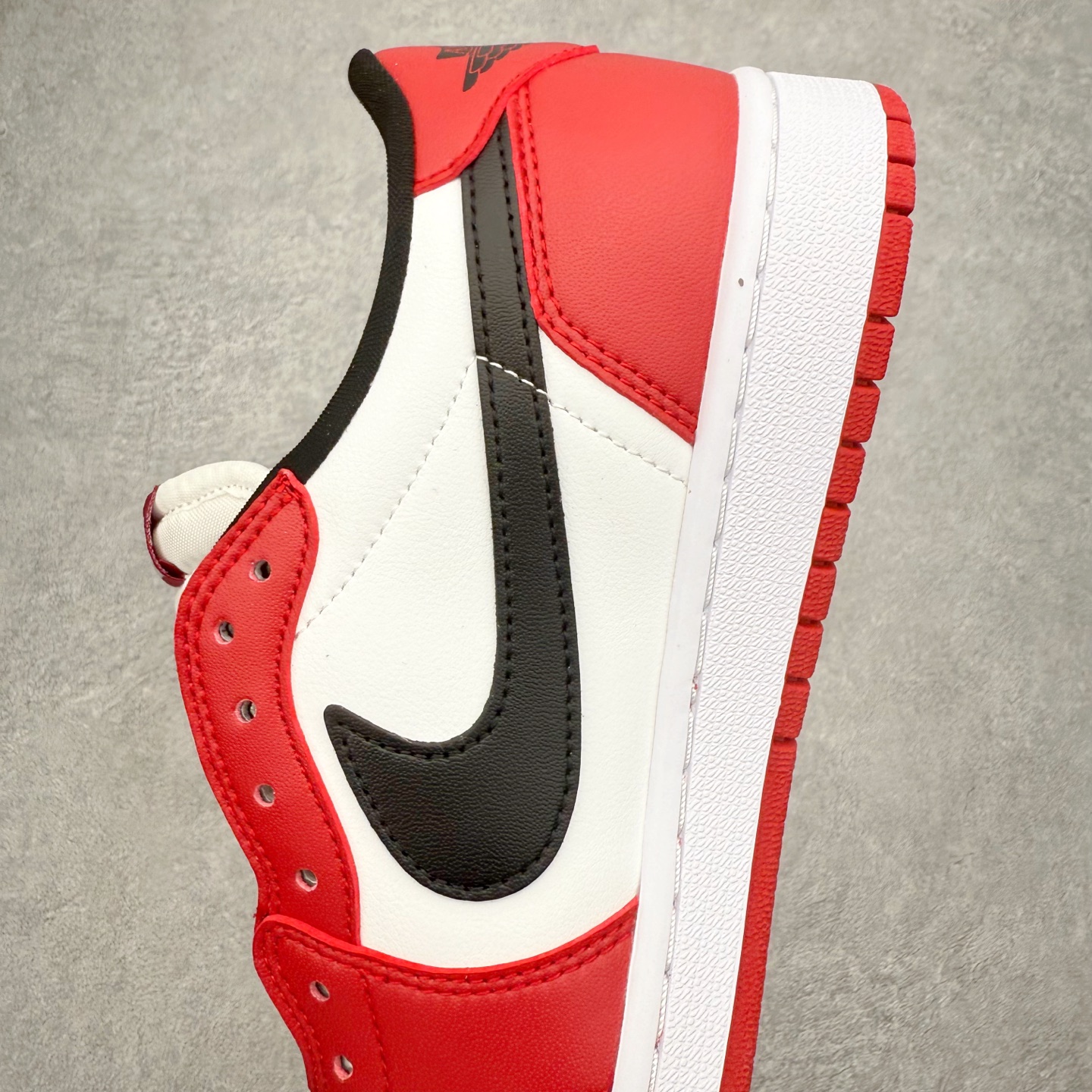 图片[7]-＃小DT Air Jordan AJ1 Low OG 低帮系列 全新流水线出品 超强性价比 DT版本平替选择 市场第二梯队 全部原鞋开发 原楦原纸板开发 全鞋电脑针车 原厂内置全掌气垫 原盒内在原标 唯一Zp原版鞋带绑法 免检产品 全新2022版型 全头层皮料 完美零毛边处理 原厂配置全掌气垫 价格定位良心 几十个配色陆续出货 实拍调校N版已经零色差零失真 百分百还原实物色彩所见即所得 不存在货不对板色差等低级问题 选购参考实物拍摄 不混卖不参货 只用心做好货严格选品 承诺混一赔十 尺码：36 36.5 37.5 38 38.5 39 40 40.5 41 42 42.5 43 44 44.5 45 46-选品中心