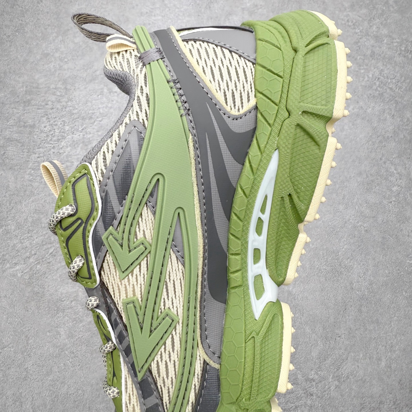 图片[7]-＃KX Off-White 2024年OW最新款跑鞋 #百分百原盒正确版 原楦原纸板数据开发 4层分离大底#鞋面采用3d立体打印和多种材料拼接而成#防滑耐磨透气性轻便跑鞋 作为曾经爆火 并且定位奢潮领域的标志性品牌 Off-White 仍需要不断更新符合当下潮流时尚的复古运动鞋款，以期收获基本盘消费者的关注 此次更新的 Off-White 新款运动鞋将经典复古老爹鞋细节设计更加夸张化 并将标志性箭头设计置于显著位置 除此之外 整个系列的色彩搭配也可谓纷繁多样 总有一款适合你 Off-White最新运动鞋款估计将在未来几个月登陆品牌专柜 喜欢的朋友切莫错过 尺码：36 37 38 39 40 41 42 43 44 45 46 47-选品中心