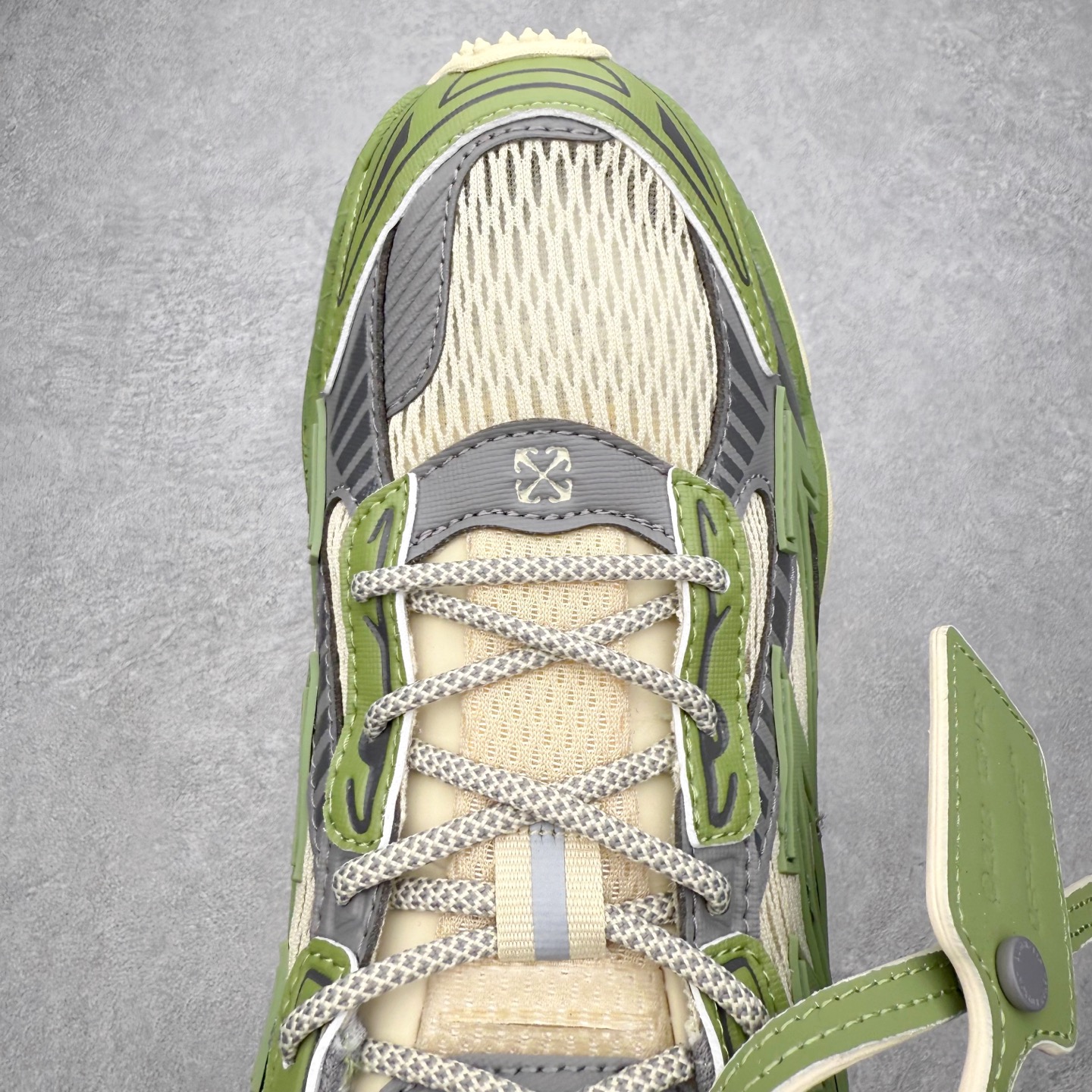 图片[4]-＃KX Off-White 2024年OW最新款跑鞋 #百分百原盒正确版 原楦原纸板数据开发 4层分离大底#鞋面采用3d立体打印和多种材料拼接而成#防滑耐磨透气性轻便跑鞋 作为曾经爆火 并且定位奢潮领域的标志性品牌 Off-White 仍需要不断更新符合当下潮流时尚的复古运动鞋款，以期收获基本盘消费者的关注 此次更新的 Off-White 新款运动鞋将经典复古老爹鞋细节设计更加夸张化 并将标志性箭头设计置于显著位置 除此之外 整个系列的色彩搭配也可谓纷繁多样 总有一款适合你 Off-White最新运动鞋款估计将在未来几个月登陆品牌专柜 喜欢的朋友切莫错过 尺码：36 37 38 39 40 41 42 43 44 45 46 47-选品中心