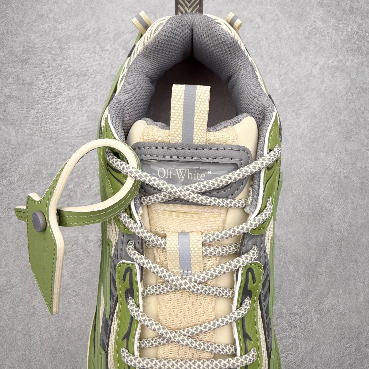 图片[5]-＃KX Off-White 2024年OW最新款跑鞋 #百分百原盒正确版 原楦原纸板数据开发 4层分离大底#鞋面采用3d立体打印和多种材料拼接而成#防滑耐磨透气性轻便跑鞋 作为曾经爆火 并且定位奢潮领域的标志性品牌 Off-White 仍需要不断更新符合当下潮流时尚的复古运动鞋款，以期收获基本盘消费者的关注 此次更新的 Off-White 新款运动鞋将经典复古老爹鞋细节设计更加夸张化 并将标志性箭头设计置于显著位置 除此之外 整个系列的色彩搭配也可谓纷繁多样 总有一款适合你 Off-White最新运动鞋款估计将在未来几个月登陆品牌专柜 喜欢的朋友切莫错过 尺码：36 37 38 39 40 41 42 43 44 45 46 47-选品中心