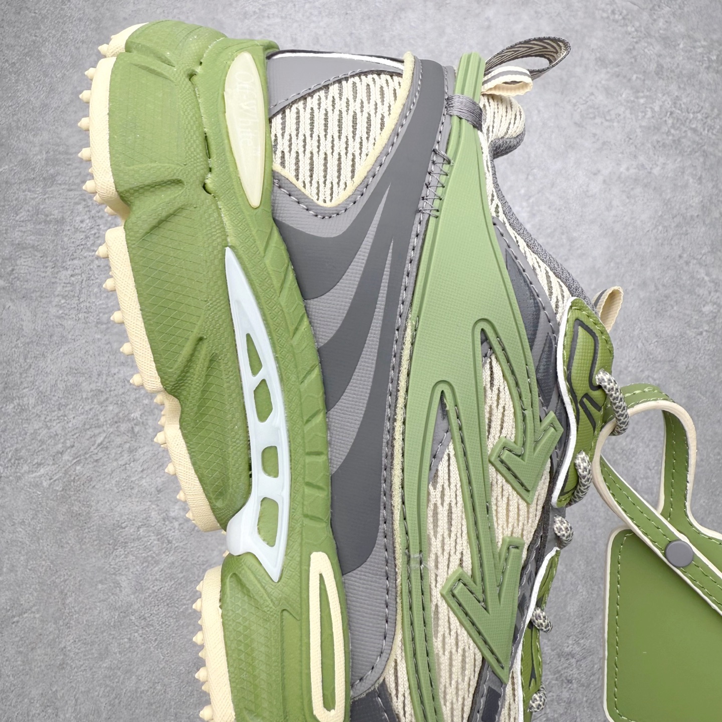 图片[6]-＃KX Off-White 2024年OW最新款跑鞋 #百分百原盒正确版 原楦原纸板数据开发 4层分离大底#鞋面采用3d立体打印和多种材料拼接而成#防滑耐磨透气性轻便跑鞋 作为曾经爆火 并且定位奢潮领域的标志性品牌 Off-White 仍需要不断更新符合当下潮流时尚的复古运动鞋款，以期收获基本盘消费者的关注 此次更新的 Off-White 新款运动鞋将经典复古老爹鞋细节设计更加夸张化 并将标志性箭头设计置于显著位置 除此之外 整个系列的色彩搭配也可谓纷繁多样 总有一款适合你 Off-White最新运动鞋款估计将在未来几个月登陆品牌专柜 喜欢的朋友切莫错过 尺码：36 37 38 39 40 41 42 43 44 45 46 47-选品中心