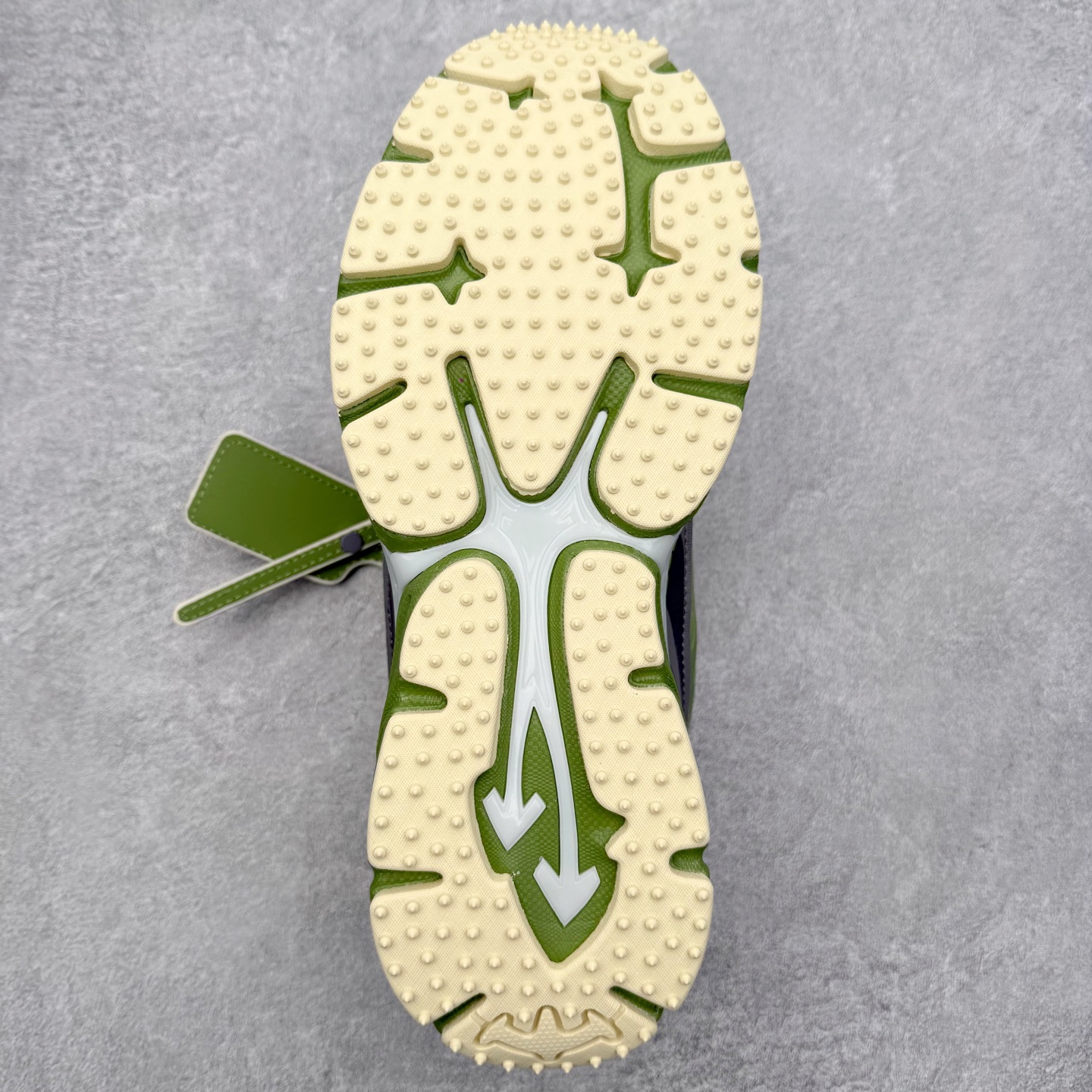 图片[9]-＃KX Off-White 2024年OW最新款跑鞋 #百分百原盒正确版 原楦原纸板数据开发 4层分离大底#鞋面采用3d立体打印和多种材料拼接而成#防滑耐磨透气性轻便跑鞋 作为曾经爆火 并且定位奢潮领域的标志性品牌 Off-White 仍需要不断更新符合当下潮流时尚的复古运动鞋款，以期收获基本盘消费者的关注 此次更新的 Off-White 新款运动鞋将经典复古老爹鞋细节设计更加夸张化 并将标志性箭头设计置于显著位置 除此之外 整个系列的色彩搭配也可谓纷繁多样 总有一款适合你 Off-White最新运动鞋款估计将在未来几个月登陆品牌专柜 喜欢的朋友切莫错过 尺码：36 37 38 39 40 41 42 43 44 45 46 47-选品中心