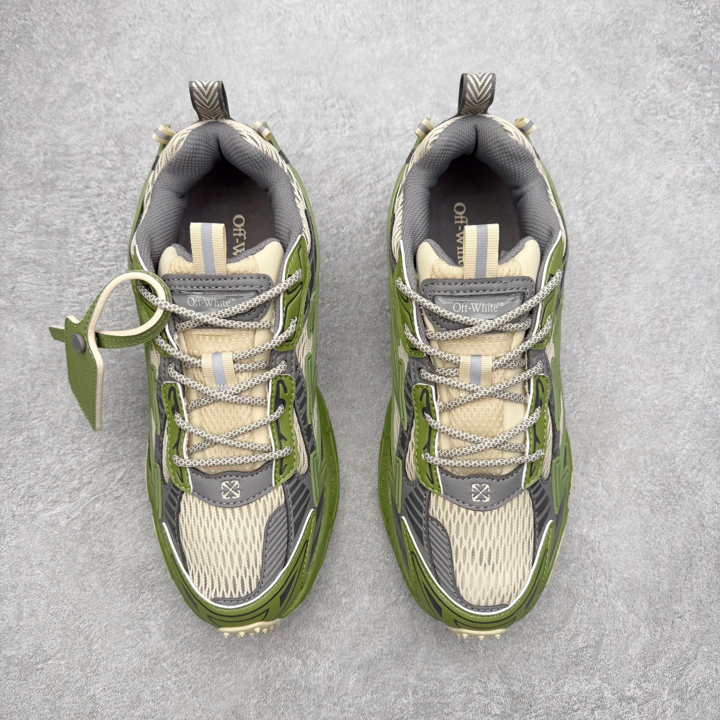 图片[2]-＃KX Off-White 2024年OW最新款跑鞋 #百分百原盒正确版 原楦原纸板数据开发 4层分离大底#鞋面采用3d立体打印和多种材料拼接而成#防滑耐磨透气性轻便跑鞋 作为曾经爆火 并且定位奢潮领域的标志性品牌 Off-White 仍需要不断更新符合当下潮流时尚的复古运动鞋款，以期收获基本盘消费者的关注 此次更新的 Off-White 新款运动鞋将经典复古老爹鞋细节设计更加夸张化 并将标志性箭头设计置于显著位置 除此之外 整个系列的色彩搭配也可谓纷繁多样 总有一款适合你 Off-White最新运动鞋款估计将在未来几个月登陆品牌专柜 喜欢的朋友切莫错过 尺码：36 37 38 39 40 41 42 43 44 45 46 47-选品中心