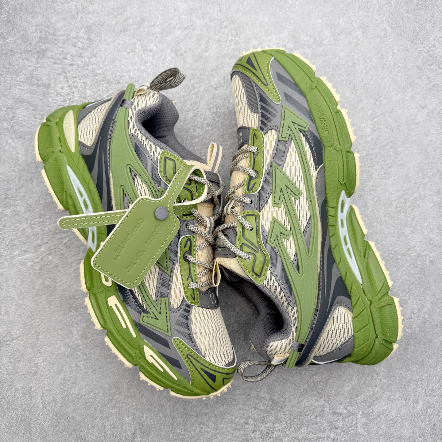 图片[3]-＃KX Off-White 2024年OW最新款跑鞋 #百分百原盒正确版 原楦原纸板数据开发 4层分离大底#鞋面采用3d立体打印和多种材料拼接而成#防滑耐磨透气性轻便跑鞋 作为曾经爆火 并且定位奢潮领域的标志性品牌 Off-White 仍需要不断更新符合当下潮流时尚的复古运动鞋款，以期收获基本盘消费者的关注 此次更新的 Off-White 新款运动鞋将经典复古老爹鞋细节设计更加夸张化 并将标志性箭头设计置于显著位置 除此之外 整个系列的色彩搭配也可谓纷繁多样 总有一款适合你 Off-White最新运动鞋款估计将在未来几个月登陆品牌专柜 喜欢的朋友切莫错过 尺码：36 37 38 39 40 41 42 43 44 45 46 47-选品中心