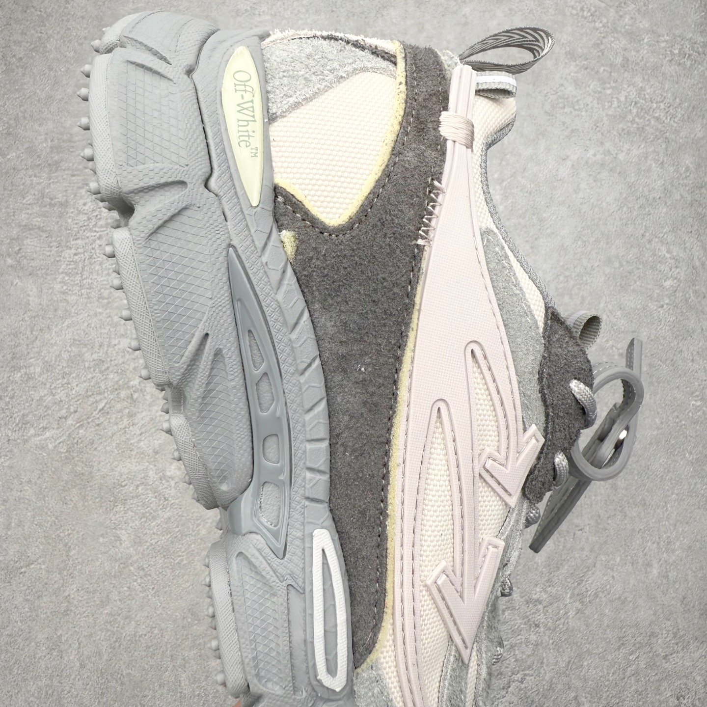 图片[6]-＃KX Off-White 2024年OW最新款跑鞋 #百分百原盒正确版 原楦原纸板数据开发 4层分离大底#鞋面采用3d立体打印和多种材料拼接而成#防滑耐磨透气性轻便跑鞋 作为曾经爆火 并且定位奢潮领域的标志性品牌 Off-White 仍需要不断更新符合当下潮流时尚的复古运动鞋款，以期收获基本盘消费者的关注 此次更新的 Off-White 新款运动鞋将经典复古老爹鞋细节设计更加夸张化 并将标志性箭头设计置于显著位置 除此之外 整个系列的色彩搭配也可谓纷繁多样 总有一款适合你 Off-White最新运动鞋款估计将在未来几个月登陆品牌专柜 喜欢的朋友切莫错过 尺码：36 37 38 39 40 41 42 43 44 45 46 47-选品中心