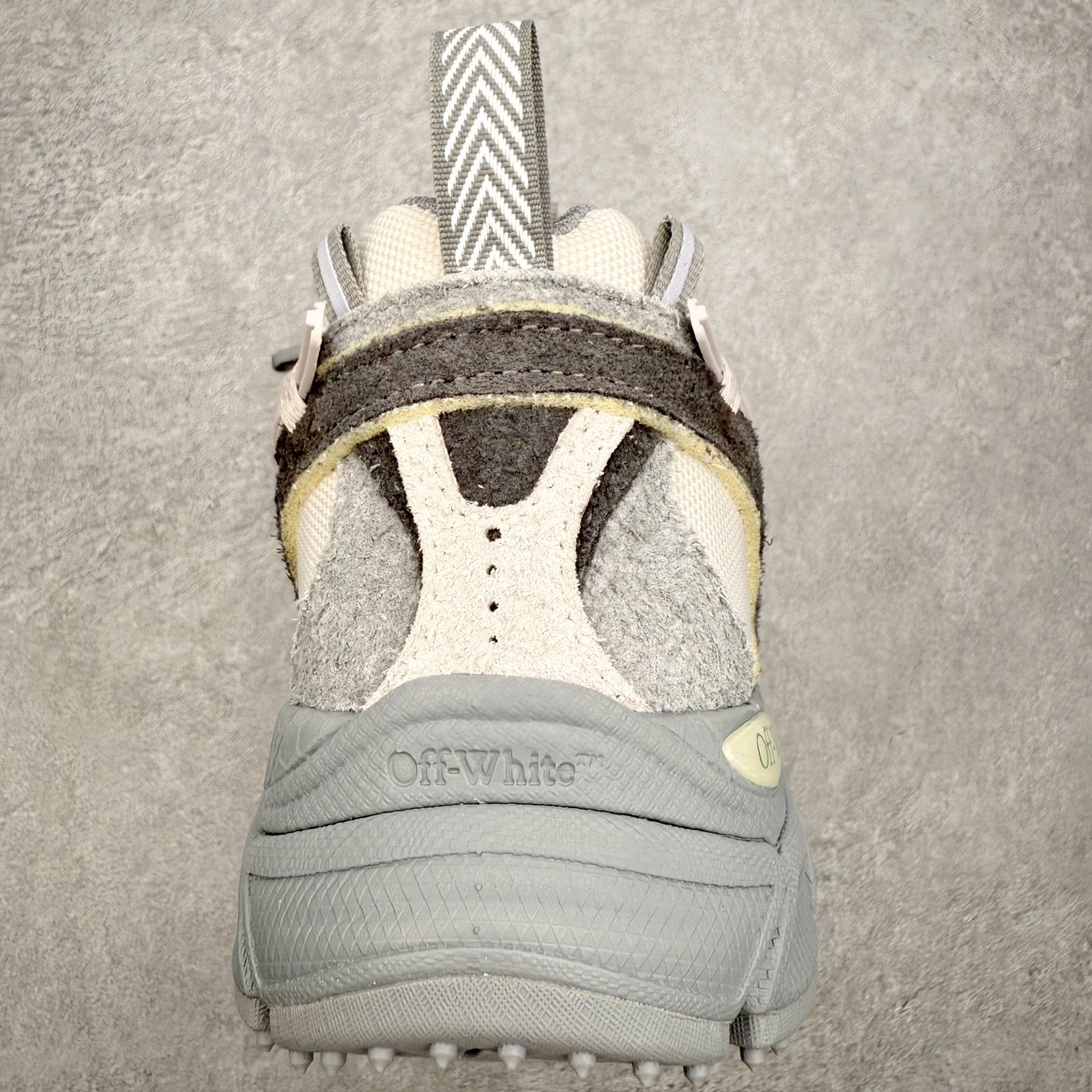 图片[8]-＃KX Off-White 2024年OW最新款跑鞋 #百分百原盒正确版 原楦原纸板数据开发 4层分离大底#鞋面采用3d立体打印和多种材料拼接而成#防滑耐磨透气性轻便跑鞋 作为曾经爆火 并且定位奢潮领域的标志性品牌 Off-White 仍需要不断更新符合当下潮流时尚的复古运动鞋款，以期收获基本盘消费者的关注 此次更新的 Off-White 新款运动鞋将经典复古老爹鞋细节设计更加夸张化 并将标志性箭头设计置于显著位置 除此之外 整个系列的色彩搭配也可谓纷繁多样 总有一款适合你 Off-White最新运动鞋款估计将在未来几个月登陆品牌专柜 喜欢的朋友切莫错过 尺码：36 37 38 39 40 41 42 43 44 45 46 47-选品中心