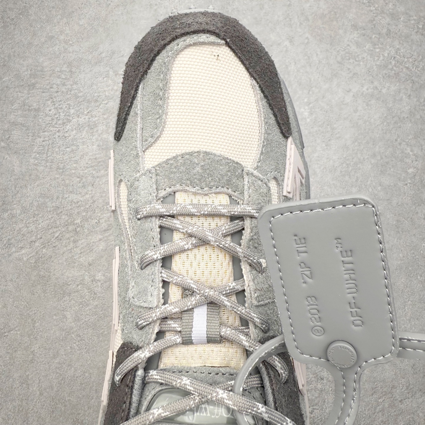 图片[4]-＃KX Off-White 2024年OW最新款跑鞋 #百分百原盒正确版 原楦原纸板数据开发 4层分离大底#鞋面采用3d立体打印和多种材料拼接而成#防滑耐磨透气性轻便跑鞋 作为曾经爆火 并且定位奢潮领域的标志性品牌 Off-White 仍需要不断更新符合当下潮流时尚的复古运动鞋款，以期收获基本盘消费者的关注 此次更新的 Off-White 新款运动鞋将经典复古老爹鞋细节设计更加夸张化 并将标志性箭头设计置于显著位置 除此之外 整个系列的色彩搭配也可谓纷繁多样 总有一款适合你 Off-White最新运动鞋款估计将在未来几个月登陆品牌专柜 喜欢的朋友切莫错过 尺码：36 37 38 39 40 41 42 43 44 45 46 47-选品中心