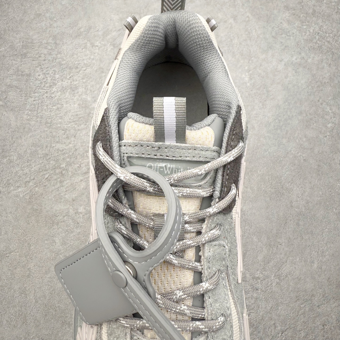 图片[5]-＃KX Off-White 2024年OW最新款跑鞋 #百分百原盒正确版 原楦原纸板数据开发 4层分离大底#鞋面采用3d立体打印和多种材料拼接而成#防滑耐磨透气性轻便跑鞋 作为曾经爆火 并且定位奢潮领域的标志性品牌 Off-White 仍需要不断更新符合当下潮流时尚的复古运动鞋款，以期收获基本盘消费者的关注 此次更新的 Off-White 新款运动鞋将经典复古老爹鞋细节设计更加夸张化 并将标志性箭头设计置于显著位置 除此之外 整个系列的色彩搭配也可谓纷繁多样 总有一款适合你 Off-White最新运动鞋款估计将在未来几个月登陆品牌专柜 喜欢的朋友切莫错过 尺码：36 37 38 39 40 41 42 43 44 45 46 47-选品中心