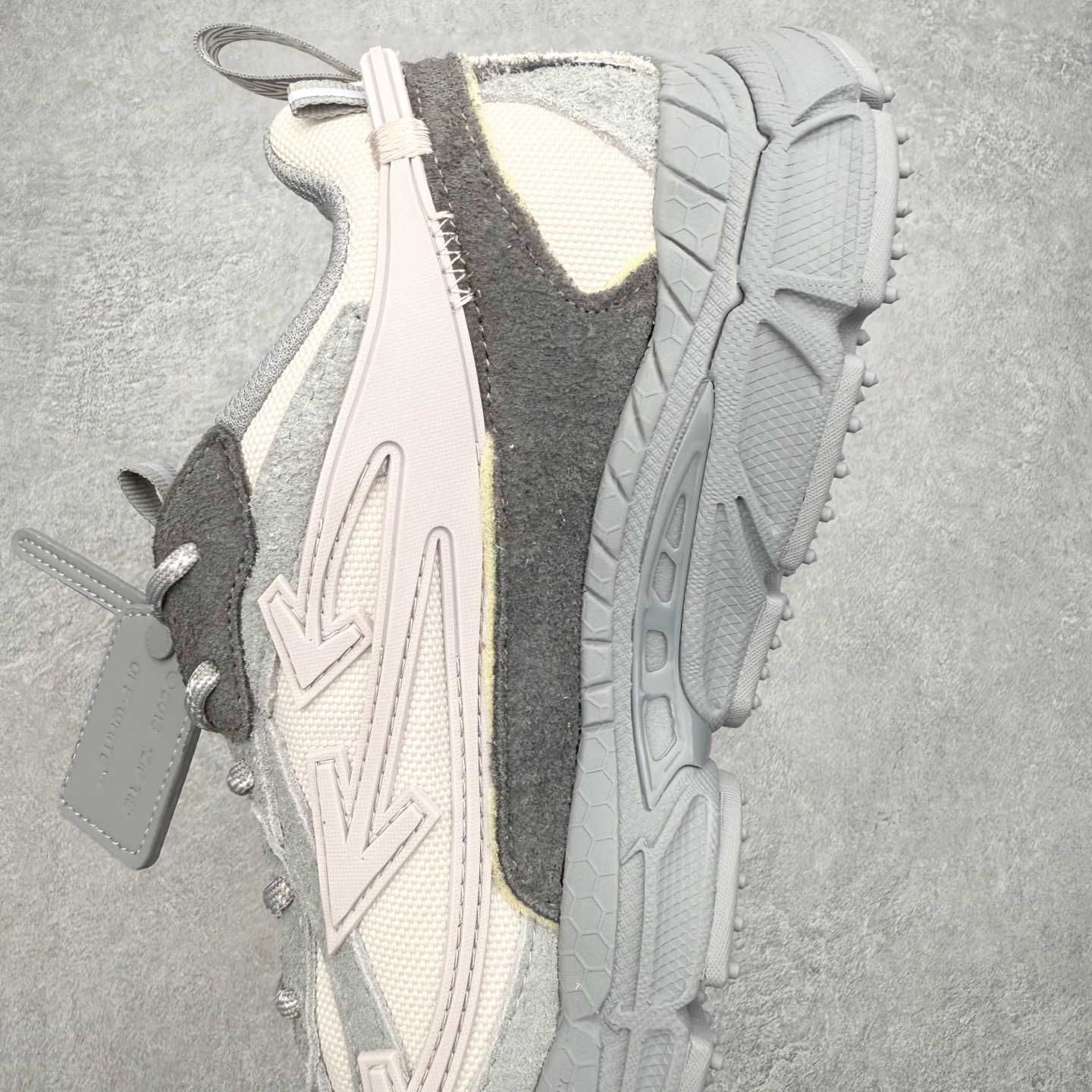 图片[7]-＃KX Off-White 2024年OW最新款跑鞋 #百分百原盒正确版 原楦原纸板数据开发 4层分离大底#鞋面采用3d立体打印和多种材料拼接而成#防滑耐磨透气性轻便跑鞋 作为曾经爆火 并且定位奢潮领域的标志性品牌 Off-White 仍需要不断更新符合当下潮流时尚的复古运动鞋款，以期收获基本盘消费者的关注 此次更新的 Off-White 新款运动鞋将经典复古老爹鞋细节设计更加夸张化 并将标志性箭头设计置于显著位置 除此之外 整个系列的色彩搭配也可谓纷繁多样 总有一款适合你 Off-White最新运动鞋款估计将在未来几个月登陆品牌专柜 喜欢的朋友切莫错过 尺码：36 37 38 39 40 41 42 43 44 45 46 47-选品中心