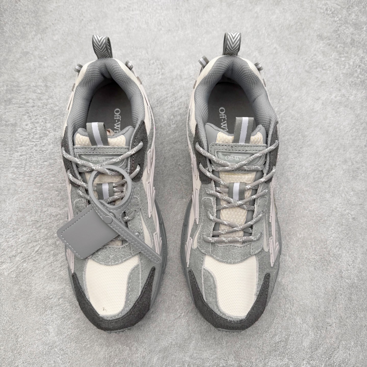 图片[2]-＃KX Off-White 2024年OW最新款跑鞋 #百分百原盒正确版 原楦原纸板数据开发 4层分离大底#鞋面采用3d立体打印和多种材料拼接而成#防滑耐磨透气性轻便跑鞋 作为曾经爆火 并且定位奢潮领域的标志性品牌 Off-White 仍需要不断更新符合当下潮流时尚的复古运动鞋款，以期收获基本盘消费者的关注 此次更新的 Off-White 新款运动鞋将经典复古老爹鞋细节设计更加夸张化 并将标志性箭头设计置于显著位置 除此之外 整个系列的色彩搭配也可谓纷繁多样 总有一款适合你 Off-White最新运动鞋款估计将在未来几个月登陆品牌专柜 喜欢的朋友切莫错过 尺码：36 37 38 39 40 41 42 43 44 45 46 47-选品中心