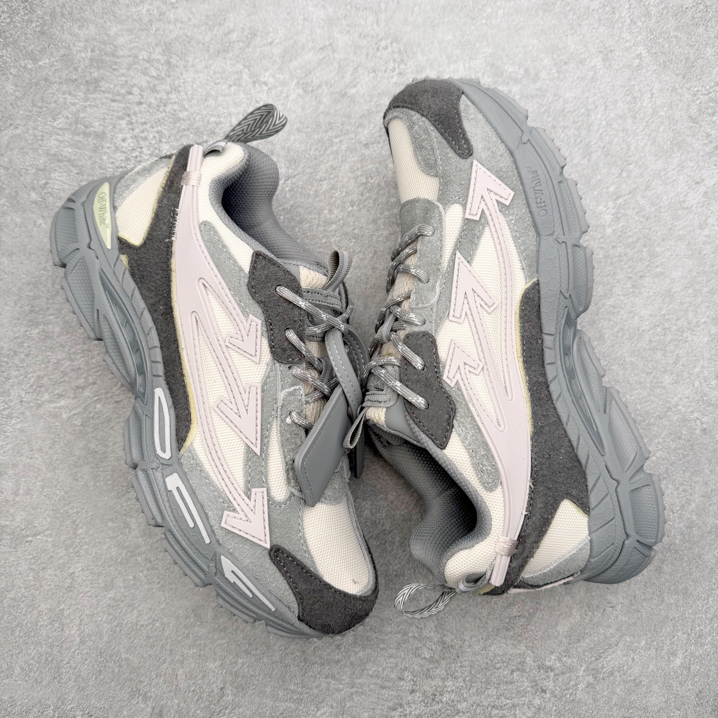 图片[3]-＃KX Off-White 2024年OW最新款跑鞋 #百分百原盒正确版 原楦原纸板数据开发 4层分离大底#鞋面采用3d立体打印和多种材料拼接而成#防滑耐磨透气性轻便跑鞋 作为曾经爆火 并且定位奢潮领域的标志性品牌 Off-White 仍需要不断更新符合当下潮流时尚的复古运动鞋款，以期收获基本盘消费者的关注 此次更新的 Off-White 新款运动鞋将经典复古老爹鞋细节设计更加夸张化 并将标志性箭头设计置于显著位置 除此之外 整个系列的色彩搭配也可谓纷繁多样 总有一款适合你 Off-White最新运动鞋款估计将在未来几个月登陆品牌专柜 喜欢的朋友切莫错过 尺码：36 37 38 39 40 41 42 43 44 45 46 47-选品中心