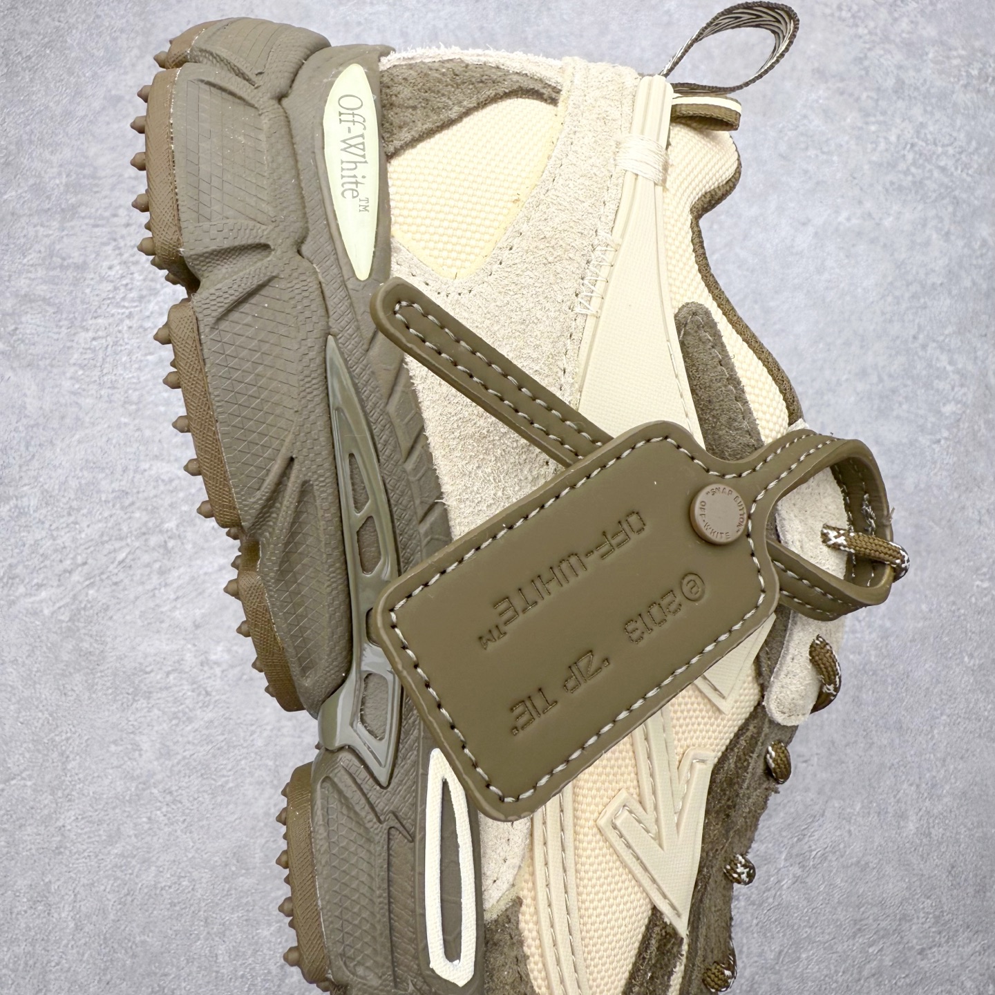 图片[6]-＃KX Off-White 2024年OW最新款跑鞋 #百分百原盒正确版 原楦原纸板数据开发 4层分离大底#鞋面采用3d立体打印和多种材料拼接而成#防滑耐磨透气性轻便跑鞋 作为曾经爆火 并且定位奢潮领域的标志性品牌 Off-White 仍需要不断更新符合当下潮流时尚的复古运动鞋款，以期收获基本盘消费者的关注 此次更新的 Off-White 新款运动鞋将经典复古老爹鞋细节设计更加夸张化 并将标志性箭头设计置于显著位置 除此之外 整个系列的色彩搭配也可谓纷繁多样 总有一款适合你 Off-White最新运动鞋款估计将在未来几个月登陆品牌专柜 喜欢的朋友切莫错过 尺码：36 37 38 39 40 41 42 43 44 45 46 47-选品中心