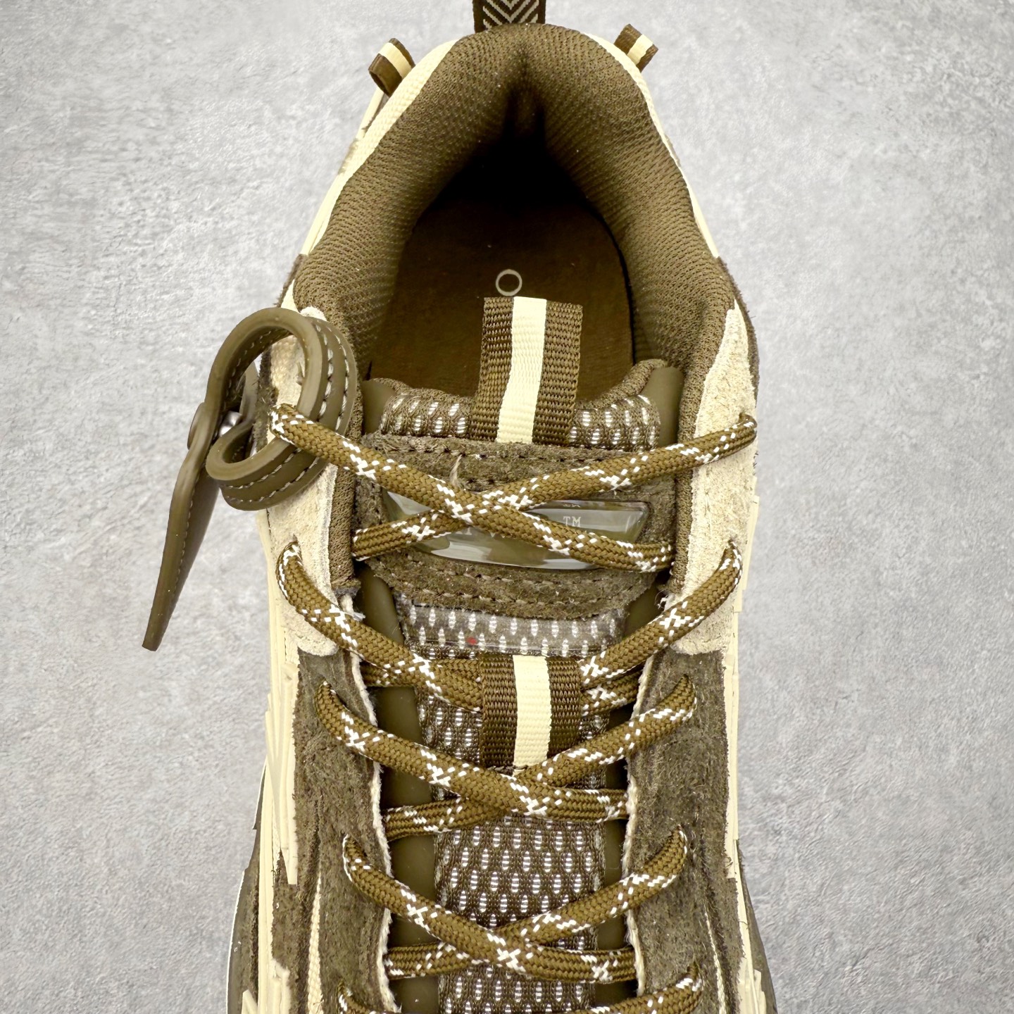 图片[5]-＃KX Off-White 2024年OW最新款跑鞋 #百分百原盒正确版 原楦原纸板数据开发 4层分离大底#鞋面采用3d立体打印和多种材料拼接而成#防滑耐磨透气性轻便跑鞋 作为曾经爆火 并且定位奢潮领域的标志性品牌 Off-White 仍需要不断更新符合当下潮流时尚的复古运动鞋款，以期收获基本盘消费者的关注 此次更新的 Off-White 新款运动鞋将经典复古老爹鞋细节设计更加夸张化 并将标志性箭头设计置于显著位置 除此之外 整个系列的色彩搭配也可谓纷繁多样 总有一款适合你 Off-White最新运动鞋款估计将在未来几个月登陆品牌专柜 喜欢的朋友切莫错过 尺码：36 37 38 39 40 41 42 43 44 45 46 47-选品中心