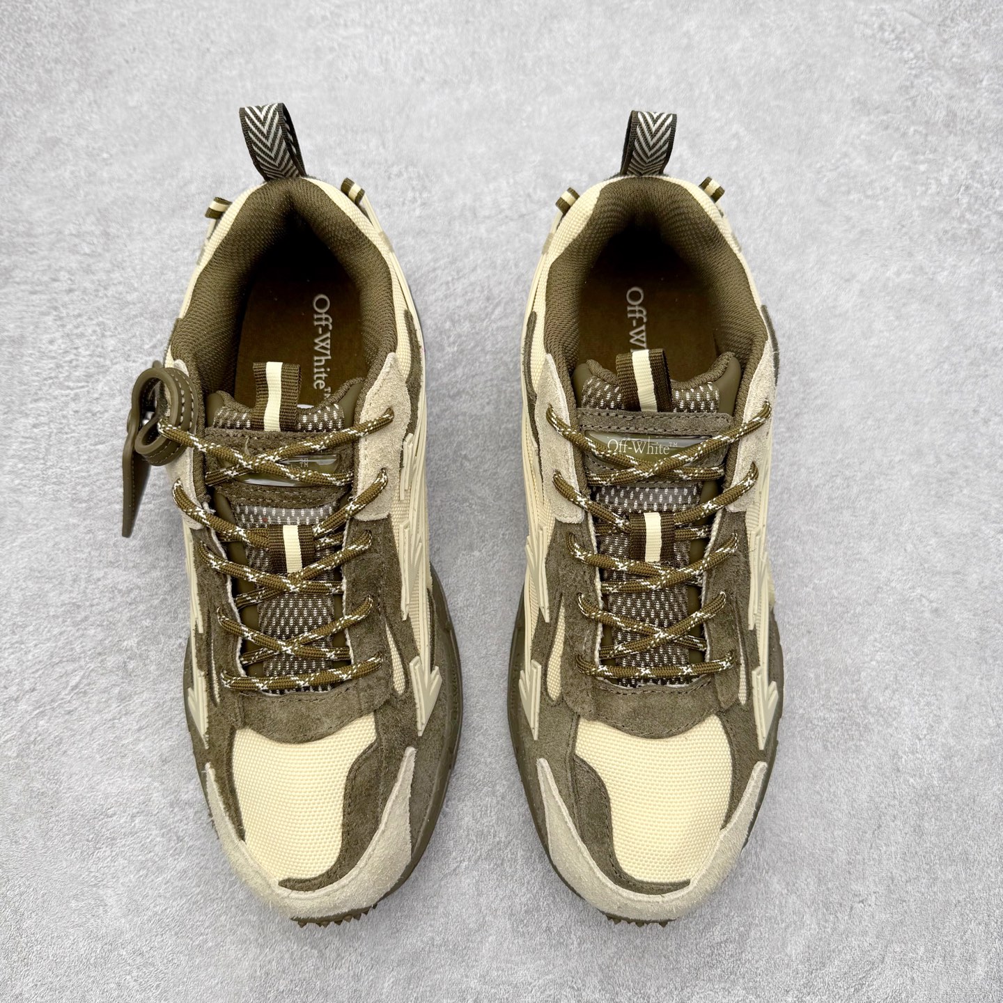 图片[2]-＃KX Off-White 2024年OW最新款跑鞋 #百分百原盒正确版 原楦原纸板数据开发 4层分离大底#鞋面采用3d立体打印和多种材料拼接而成#防滑耐磨透气性轻便跑鞋 作为曾经爆火 并且定位奢潮领域的标志性品牌 Off-White 仍需要不断更新符合当下潮流时尚的复古运动鞋款，以期收获基本盘消费者的关注 此次更新的 Off-White 新款运动鞋将经典复古老爹鞋细节设计更加夸张化 并将标志性箭头设计置于显著位置 除此之外 整个系列的色彩搭配也可谓纷繁多样 总有一款适合你 Off-White最新运动鞋款估计将在未来几个月登陆品牌专柜 喜欢的朋友切莫错过 尺码：36 37 38 39 40 41 42 43 44 45 46 47-选品中心