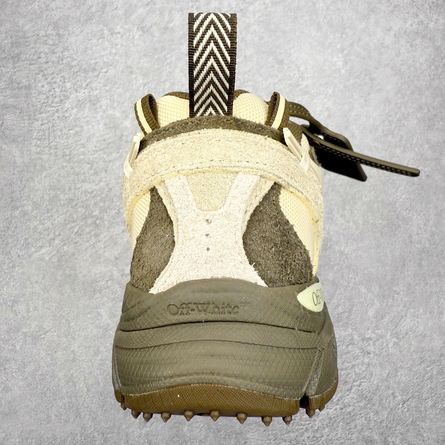 图片[8]-＃KX Off-White 2024年OW最新款跑鞋 #百分百原盒正确版 原楦原纸板数据开发 4层分离大底#鞋面采用3d立体打印和多种材料拼接而成#防滑耐磨透气性轻便跑鞋 作为曾经爆火 并且定位奢潮领域的标志性品牌 Off-White 仍需要不断更新符合当下潮流时尚的复古运动鞋款，以期收获基本盘消费者的关注 此次更新的 Off-White 新款运动鞋将经典复古老爹鞋细节设计更加夸张化 并将标志性箭头设计置于显著位置 除此之外 整个系列的色彩搭配也可谓纷繁多样 总有一款适合你 Off-White最新运动鞋款估计将在未来几个月登陆品牌专柜 喜欢的朋友切莫错过 尺码：36 37 38 39 40 41 42 43 44 45 46 47-选品中心