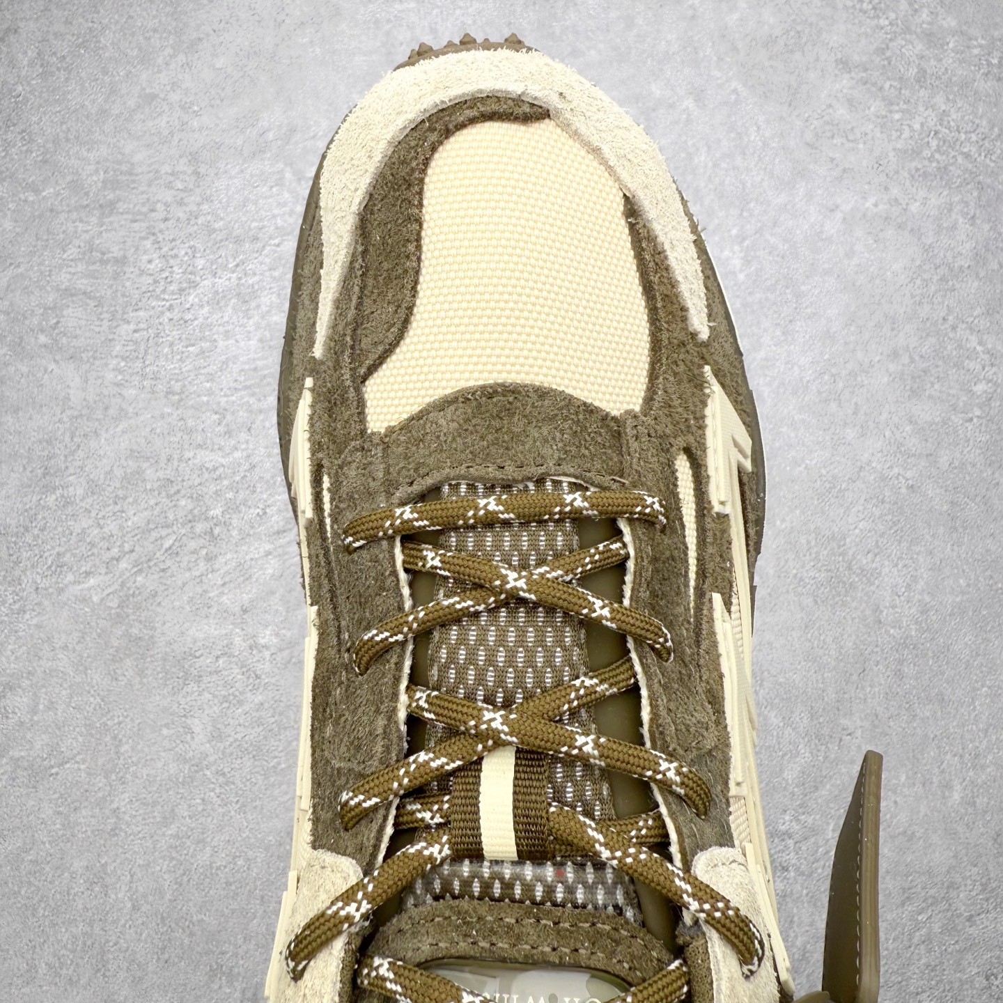 图片[4]-＃KX Off-White 2024年OW最新款跑鞋 #百分百原盒正确版 原楦原纸板数据开发 4层分离大底#鞋面采用3d立体打印和多种材料拼接而成#防滑耐磨透气性轻便跑鞋 作为曾经爆火 并且定位奢潮领域的标志性品牌 Off-White 仍需要不断更新符合当下潮流时尚的复古运动鞋款，以期收获基本盘消费者的关注 此次更新的 Off-White 新款运动鞋将经典复古老爹鞋细节设计更加夸张化 并将标志性箭头设计置于显著位置 除此之外 整个系列的色彩搭配也可谓纷繁多样 总有一款适合你 Off-White最新运动鞋款估计将在未来几个月登陆品牌专柜 喜欢的朋友切莫错过 尺码：36 37 38 39 40 41 42 43 44 45 46 47-选品中心