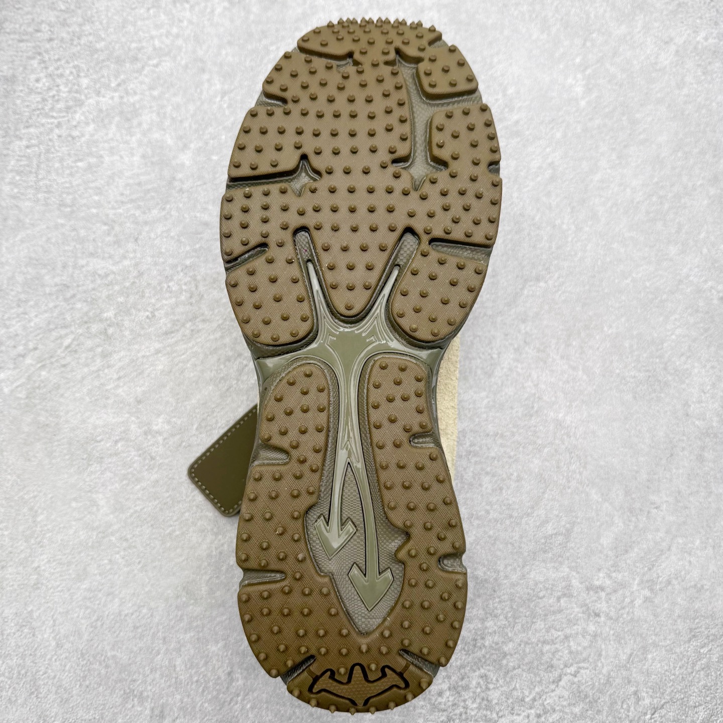 图片[9]-＃KX Off-White 2024年OW最新款跑鞋 #百分百原盒正确版 原楦原纸板数据开发 4层分离大底#鞋面采用3d立体打印和多种材料拼接而成#防滑耐磨透气性轻便跑鞋 作为曾经爆火 并且定位奢潮领域的标志性品牌 Off-White 仍需要不断更新符合当下潮流时尚的复古运动鞋款，以期收获基本盘消费者的关注 此次更新的 Off-White 新款运动鞋将经典复古老爹鞋细节设计更加夸张化 并将标志性箭头设计置于显著位置 除此之外 整个系列的色彩搭配也可谓纷繁多样 总有一款适合你 Off-White最新运动鞋款估计将在未来几个月登陆品牌专柜 喜欢的朋友切莫错过 尺码：36 37 38 39 40 41 42 43 44 45 46 47-选品中心