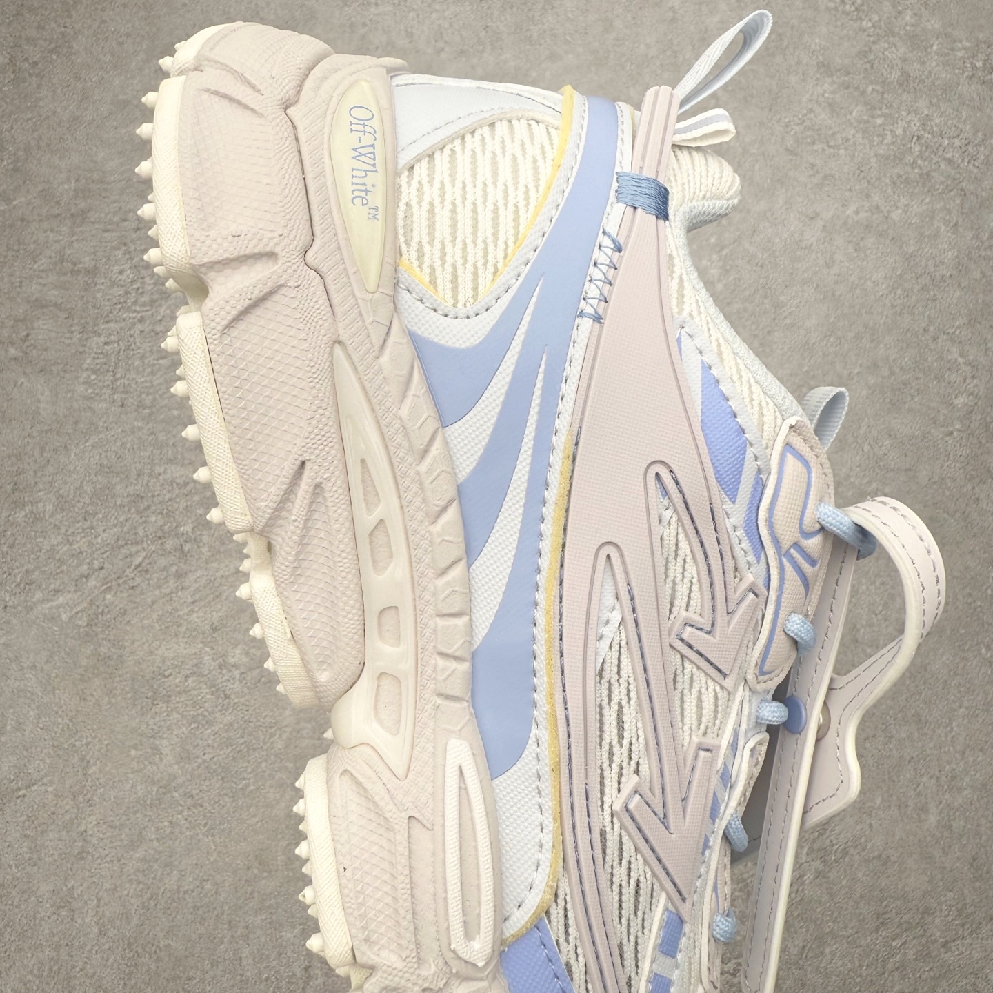 图片[6]-＃KX Off-White 2024年OW最新款跑鞋 #百分百原盒正确版 原楦原纸板数据开发 4层分离大底#鞋面采用3d立体打印和多种材料拼接而成#防滑耐磨透气性轻便跑鞋 作为曾经爆火 并且定位奢潮领域的标志性品牌 Off-White 仍需要不断更新符合当下潮流时尚的复古运动鞋款，以期收获基本盘消费者的关注 此次更新的 Off-White 新款运动鞋将经典复古老爹鞋细节设计更加夸张化 并将标志性箭头设计置于显著位置 除此之外 整个系列的色彩搭配也可谓纷繁多样 总有一款适合你 Off-White最新运动鞋款估计将在未来几个月登陆品牌专柜 喜欢的朋友切莫错过 尺码：36 37 38 39 40 41 42 43 44 45 46 47-选品中心