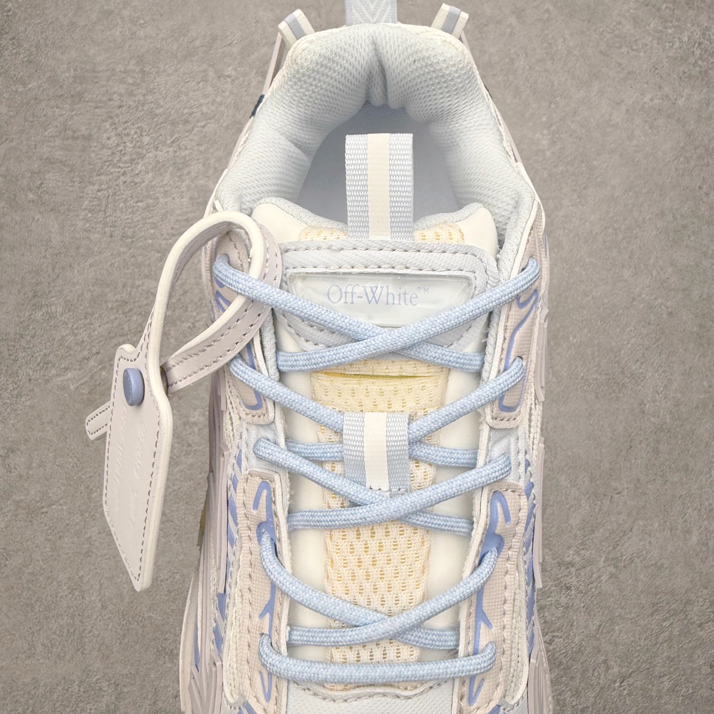 图片[5]-＃KX Off-White 2024年OW最新款跑鞋 #百分百原盒正确版 原楦原纸板数据开发 4层分离大底#鞋面采用3d立体打印和多种材料拼接而成#防滑耐磨透气性轻便跑鞋 作为曾经爆火 并且定位奢潮领域的标志性品牌 Off-White 仍需要不断更新符合当下潮流时尚的复古运动鞋款，以期收获基本盘消费者的关注 此次更新的 Off-White 新款运动鞋将经典复古老爹鞋细节设计更加夸张化 并将标志性箭头设计置于显著位置 除此之外 整个系列的色彩搭配也可谓纷繁多样 总有一款适合你 Off-White最新运动鞋款估计将在未来几个月登陆品牌专柜 喜欢的朋友切莫错过 尺码：36 37 38 39 40 41 42 43 44 45 46 47-选品中心