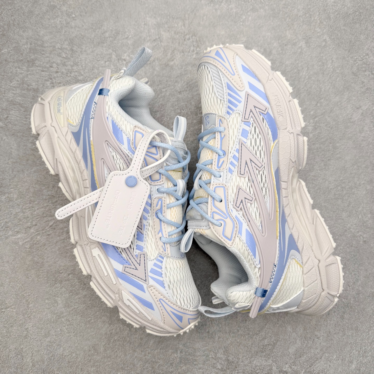 图片[3]-＃KX Off-White 2024年OW最新款跑鞋 #百分百原盒正确版 原楦原纸板数据开发 4层分离大底#鞋面采用3d立体打印和多种材料拼接而成#防滑耐磨透气性轻便跑鞋 作为曾经爆火 并且定位奢潮领域的标志性品牌 Off-White 仍需要不断更新符合当下潮流时尚的复古运动鞋款，以期收获基本盘消费者的关注 此次更新的 Off-White 新款运动鞋将经典复古老爹鞋细节设计更加夸张化 并将标志性箭头设计置于显著位置 除此之外 整个系列的色彩搭配也可谓纷繁多样 总有一款适合你 Off-White最新运动鞋款估计将在未来几个月登陆品牌专柜 喜欢的朋友切莫错过 尺码：36 37 38 39 40 41 42 43 44 45 46 47-选品中心