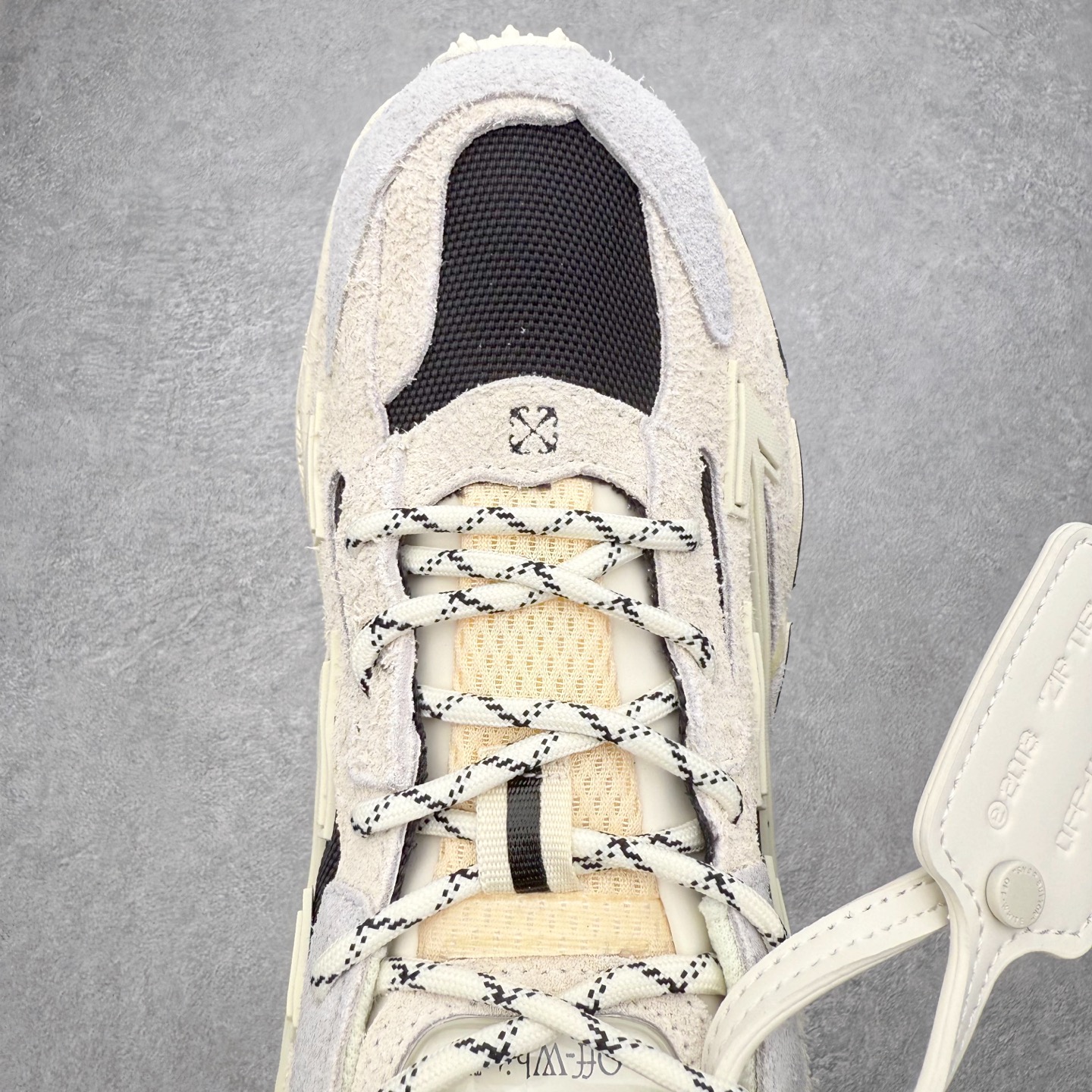 图片[4]-＃KX Off-White 2024年OW最新款跑鞋 #百分百原盒正确版 原楦原纸板数据开发 4层分离大底#鞋面采用3d立体打印和多种材料拼接而成#防滑耐磨透气性轻便跑鞋 作为曾经爆火 并且定位奢潮领域的标志性品牌 Off-White 仍需要不断更新符合当下潮流时尚的复古运动鞋款，以期收获基本盘消费者的关注 此次更新的 Off-White 新款运动鞋将经典复古老爹鞋细节设计更加夸张化 并将标志性箭头设计置于显著位置 除此之外 整个系列的色彩搭配也可谓纷繁多样 总有一款适合你 Off-White最新运动鞋款估计将在未来几个月登陆品牌专柜 喜欢的朋友切莫错过 尺码：36 37 38 39 40 41 42 43 44 45 46 47-选品中心