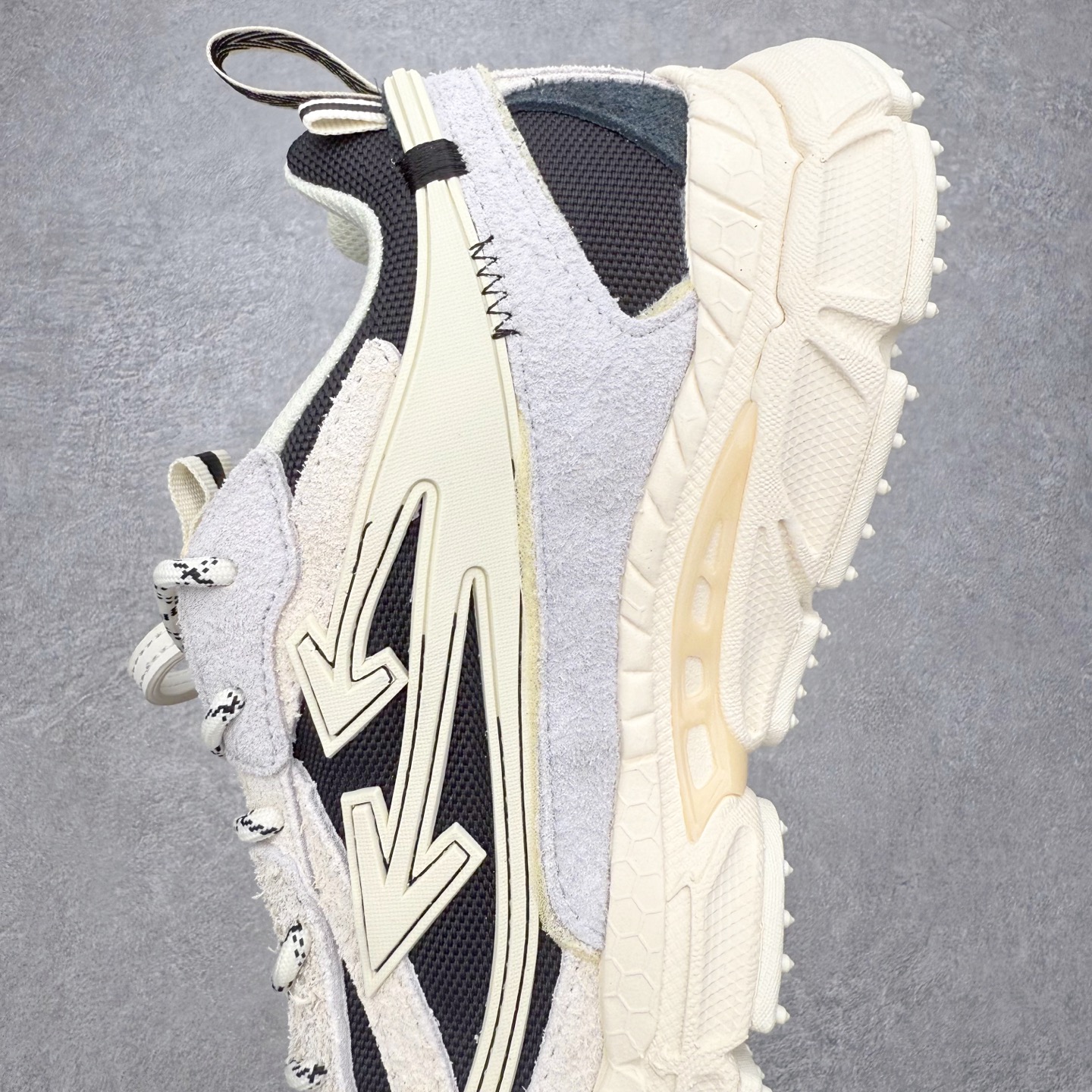 图片[6]-＃KX Off-White 2024年OW最新款跑鞋 #百分百原盒正确版 原楦原纸板数据开发 4层分离大底#鞋面采用3d立体打印和多种材料拼接而成#防滑耐磨透气性轻便跑鞋 作为曾经爆火 并且定位奢潮领域的标志性品牌 Off-White 仍需要不断更新符合当下潮流时尚的复古运动鞋款，以期收获基本盘消费者的关注 此次更新的 Off-White 新款运动鞋将经典复古老爹鞋细节设计更加夸张化 并将标志性箭头设计置于显著位置 除此之外 整个系列的色彩搭配也可谓纷繁多样 总有一款适合你 Off-White最新运动鞋款估计将在未来几个月登陆品牌专柜 喜欢的朋友切莫错过 尺码：36 37 38 39 40 41 42 43 44 45 46 47-选品中心