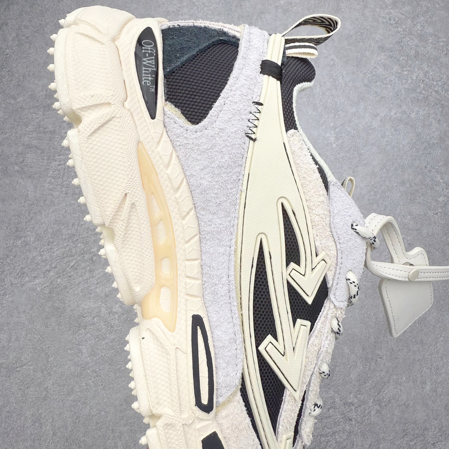 图片[7]-＃KX Off-White 2024年OW最新款跑鞋 #百分百原盒正确版 原楦原纸板数据开发 4层分离大底#鞋面采用3d立体打印和多种材料拼接而成#防滑耐磨透气性轻便跑鞋 作为曾经爆火 并且定位奢潮领域的标志性品牌 Off-White 仍需要不断更新符合当下潮流时尚的复古运动鞋款，以期收获基本盘消费者的关注 此次更新的 Off-White 新款运动鞋将经典复古老爹鞋细节设计更加夸张化 并将标志性箭头设计置于显著位置 除此之外 整个系列的色彩搭配也可谓纷繁多样 总有一款适合你 Off-White最新运动鞋款估计将在未来几个月登陆品牌专柜 喜欢的朋友切莫错过 尺码：36 37 38 39 40 41 42 43 44 45 46 47-选品中心