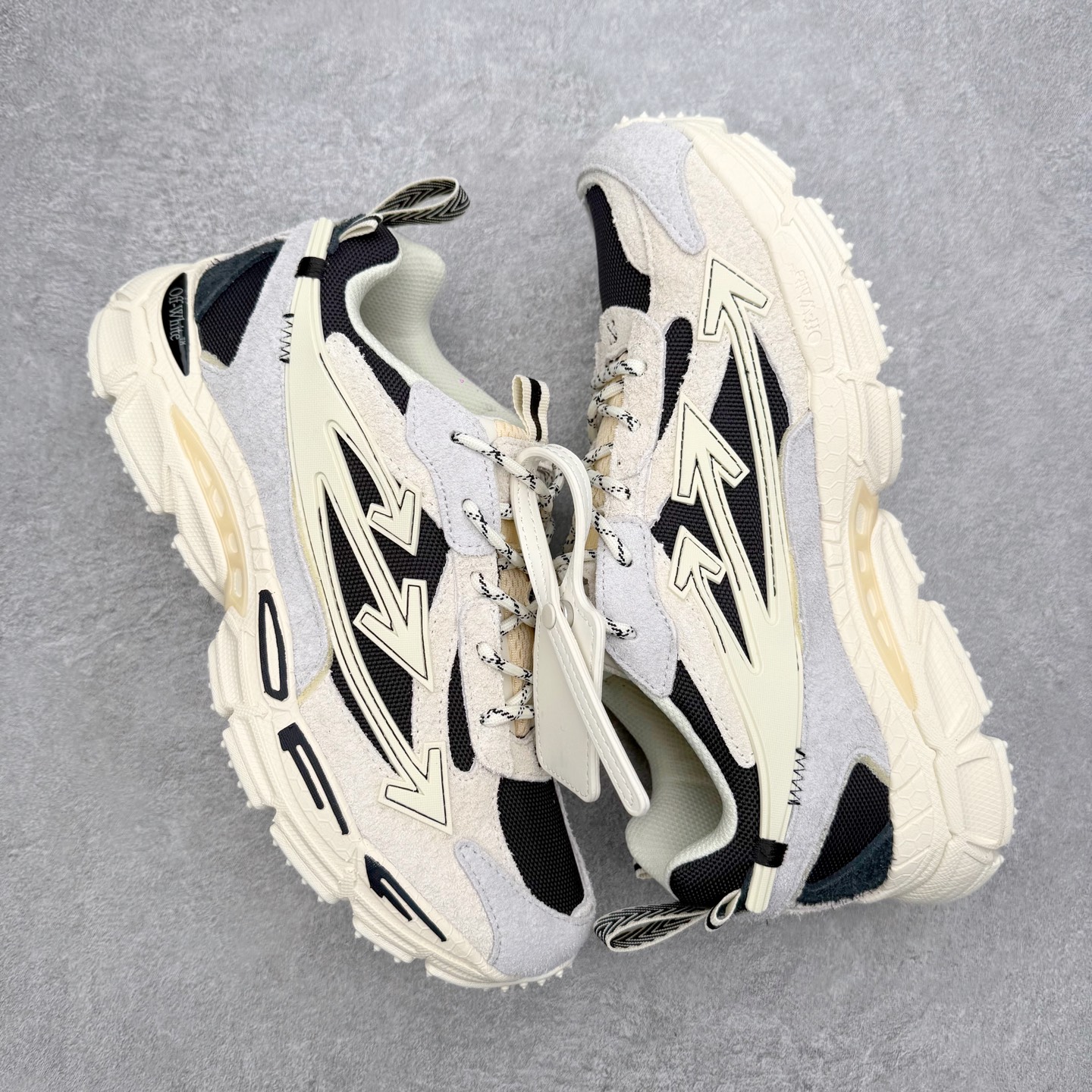 图片[3]-＃KX Off-White 2024年OW最新款跑鞋 #百分百原盒正确版 原楦原纸板数据开发 4层分离大底#鞋面采用3d立体打印和多种材料拼接而成#防滑耐磨透气性轻便跑鞋 作为曾经爆火 并且定位奢潮领域的标志性品牌 Off-White 仍需要不断更新符合当下潮流时尚的复古运动鞋款，以期收获基本盘消费者的关注 此次更新的 Off-White 新款运动鞋将经典复古老爹鞋细节设计更加夸张化 并将标志性箭头设计置于显著位置 除此之外 整个系列的色彩搭配也可谓纷繁多样 总有一款适合你 Off-White最新运动鞋款估计将在未来几个月登陆品牌专柜 喜欢的朋友切莫错过 尺码：36 37 38 39 40 41 42 43 44 45 46 47-选品中心