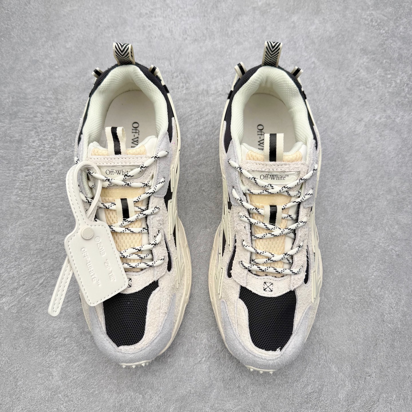 图片[2]-＃KX Off-White 2024年OW最新款跑鞋 #百分百原盒正确版 原楦原纸板数据开发 4层分离大底#鞋面采用3d立体打印和多种材料拼接而成#防滑耐磨透气性轻便跑鞋 作为曾经爆火 并且定位奢潮领域的标志性品牌 Off-White 仍需要不断更新符合当下潮流时尚的复古运动鞋款，以期收获基本盘消费者的关注 此次更新的 Off-White 新款运动鞋将经典复古老爹鞋细节设计更加夸张化 并将标志性箭头设计置于显著位置 除此之外 整个系列的色彩搭配也可谓纷繁多样 总有一款适合你 Off-White最新运动鞋款估计将在未来几个月登陆品牌专柜 喜欢的朋友切莫错过 尺码：36 37 38 39 40 41 42 43 44 45 46 47-选品中心