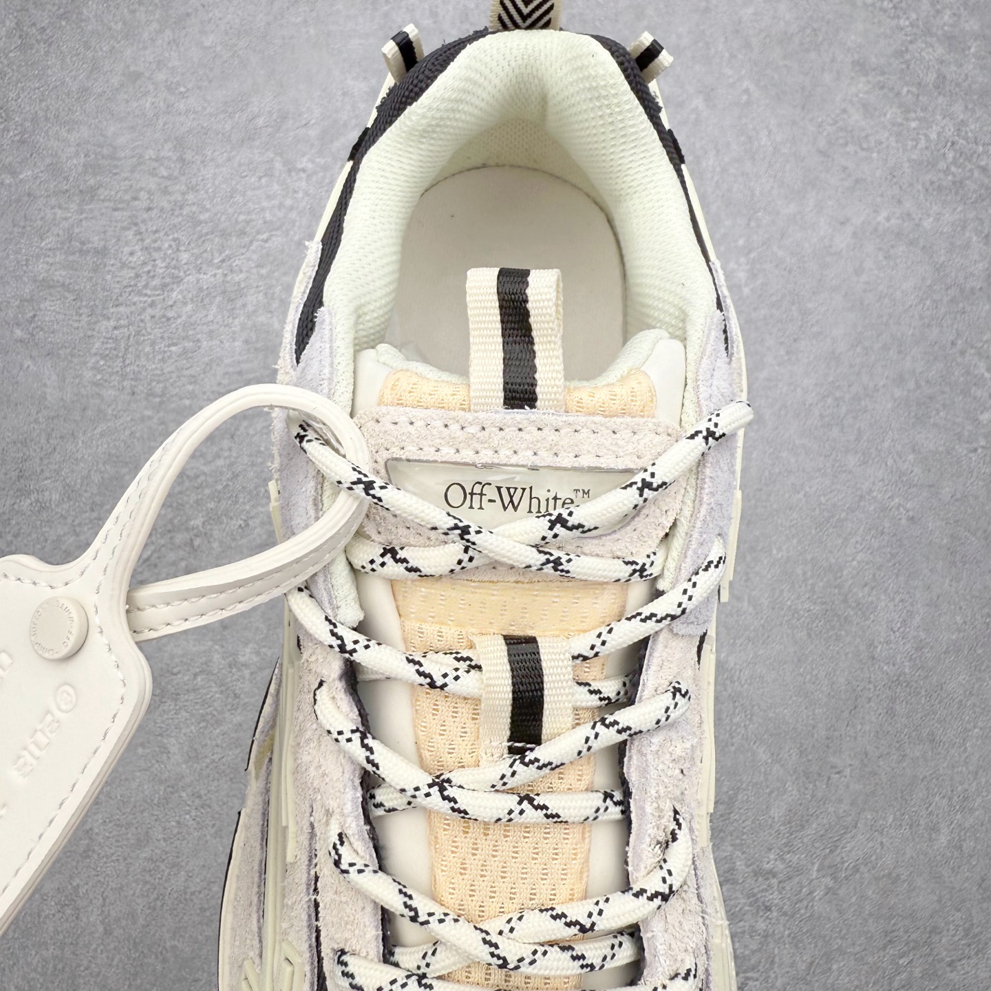 图片[5]-＃KX Off-White 2024年OW最新款跑鞋 #百分百原盒正确版 原楦原纸板数据开发 4层分离大底#鞋面采用3d立体打印和多种材料拼接而成#防滑耐磨透气性轻便跑鞋 作为曾经爆火 并且定位奢潮领域的标志性品牌 Off-White 仍需要不断更新符合当下潮流时尚的复古运动鞋款，以期收获基本盘消费者的关注 此次更新的 Off-White 新款运动鞋将经典复古老爹鞋细节设计更加夸张化 并将标志性箭头设计置于显著位置 除此之外 整个系列的色彩搭配也可谓纷繁多样 总有一款适合你 Off-White最新运动鞋款估计将在未来几个月登陆品牌专柜 喜欢的朋友切莫错过 尺码：36 37 38 39 40 41 42 43 44 45 46 47-选品中心