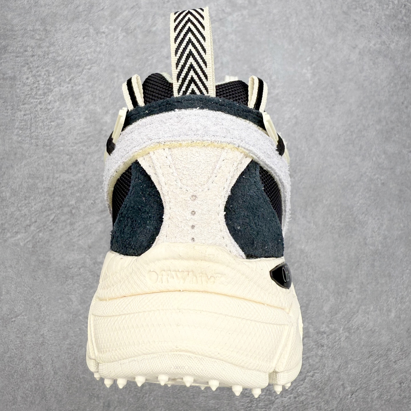 图片[8]-＃KX Off-White 2024年OW最新款跑鞋 #百分百原盒正确版 原楦原纸板数据开发 4层分离大底#鞋面采用3d立体打印和多种材料拼接而成#防滑耐磨透气性轻便跑鞋 作为曾经爆火 并且定位奢潮领域的标志性品牌 Off-White 仍需要不断更新符合当下潮流时尚的复古运动鞋款，以期收获基本盘消费者的关注 此次更新的 Off-White 新款运动鞋将经典复古老爹鞋细节设计更加夸张化 并将标志性箭头设计置于显著位置 除此之外 整个系列的色彩搭配也可谓纷繁多样 总有一款适合你 Off-White最新运动鞋款估计将在未来几个月登陆品牌专柜 喜欢的朋友切莫错过 尺码：36 37 38 39 40 41 42 43 44 45 46 47-选品中心