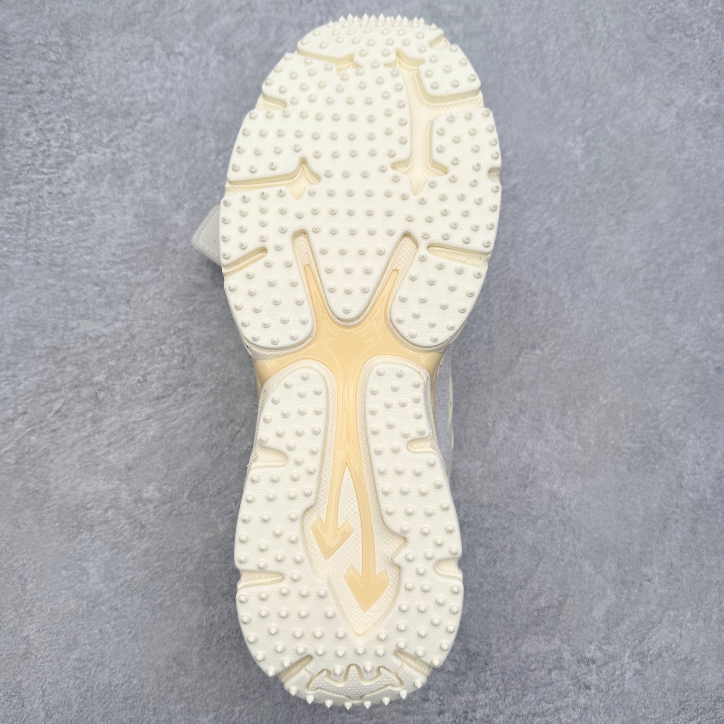 图片[9]-＃KX Off-White 2024年OW最新款跑鞋 #百分百原盒正确版 原楦原纸板数据开发 4层分离大底#鞋面采用3d立体打印和多种材料拼接而成#防滑耐磨透气性轻便跑鞋 作为曾经爆火 并且定位奢潮领域的标志性品牌 Off-White 仍需要不断更新符合当下潮流时尚的复古运动鞋款，以期收获基本盘消费者的关注 此次更新的 Off-White 新款运动鞋将经典复古老爹鞋细节设计更加夸张化 并将标志性箭头设计置于显著位置 除此之外 整个系列的色彩搭配也可谓纷繁多样 总有一款适合你 Off-White最新运动鞋款估计将在未来几个月登陆品牌专柜 喜欢的朋友切莫错过 尺码：36 37 38 39 40 41 42 43 44 45 46 47-选品中心