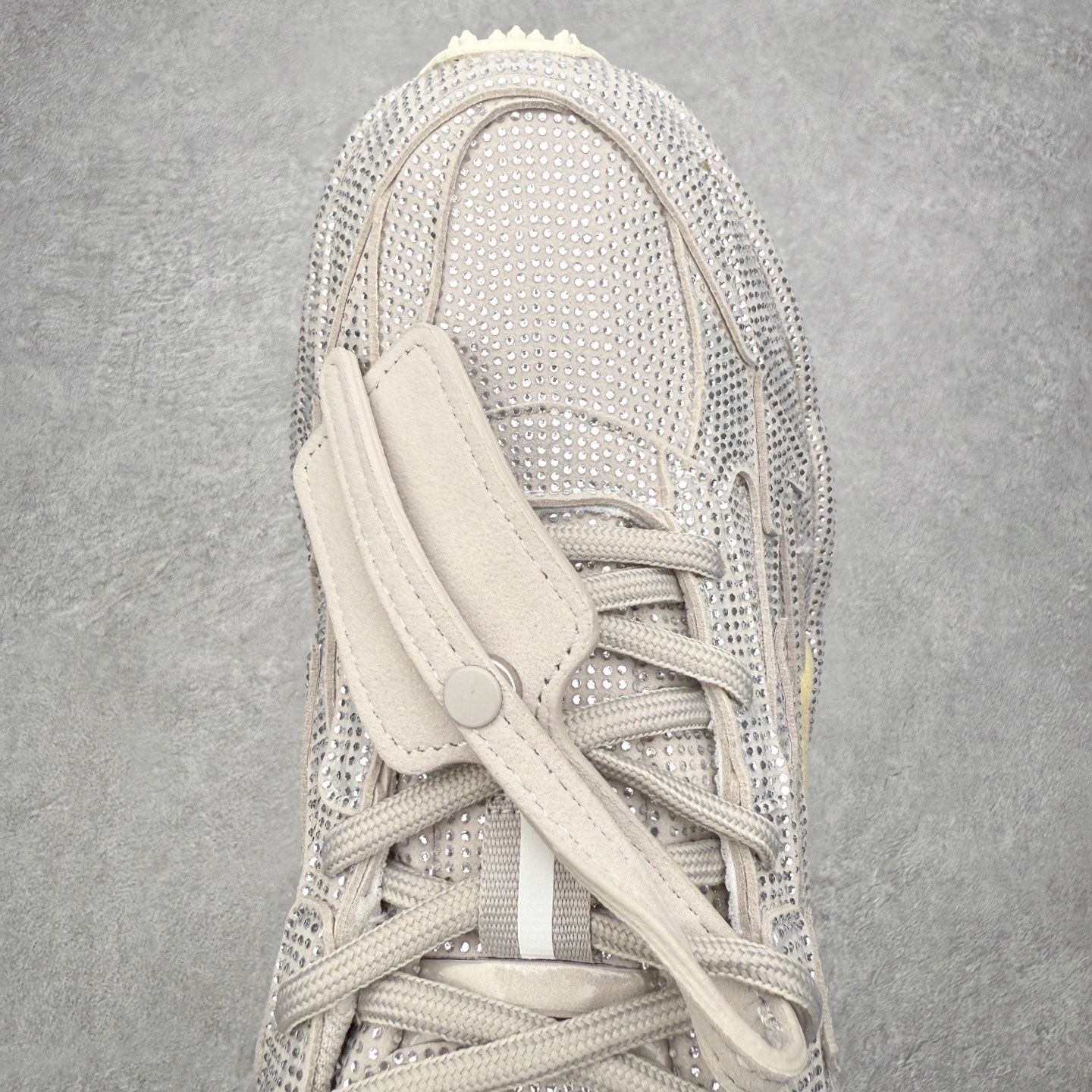 图片[4]-＃KX Off-White 2024年OW最新款跑鞋 #百分百原盒正确版 原楦原纸板数据开发 4层分离大底#鞋面采用3d立体打印和多种材料拼接而成#防滑耐磨透气性轻便跑鞋 作为曾经爆火 并且定位奢潮领域的标志性品牌 Off-White 仍需要不断更新符合当下潮流时尚的复古运动鞋款，以期收获基本盘消费者的关注 此次更新的 Off-White 新款运动鞋将经典复古老爹鞋细节设计更加夸张化 并将标志性箭头设计置于显著位置 除此之外 整个系列的色彩搭配也可谓纷繁多样 总有一款适合你 Off-White最新运动鞋款估计将在未来几个月登陆品牌专柜 喜欢的朋友切莫错过 尺码：36 37 38 39 40 41 42 43 44 45 46 47-选品中心