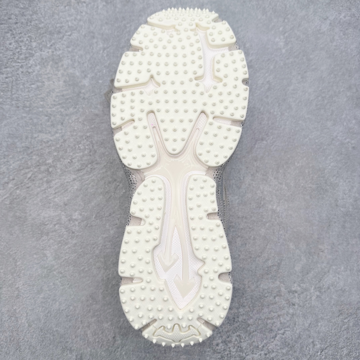 图片[9]-＃KX Off-White 2024年OW最新款跑鞋 #百分百原盒正确版 原楦原纸板数据开发 4层分离大底#鞋面采用3d立体打印和多种材料拼接而成#防滑耐磨透气性轻便跑鞋 作为曾经爆火 并且定位奢潮领域的标志性品牌 Off-White 仍需要不断更新符合当下潮流时尚的复古运动鞋款，以期收获基本盘消费者的关注 此次更新的 Off-White 新款运动鞋将经典复古老爹鞋细节设计更加夸张化 并将标志性箭头设计置于显著位置 除此之外 整个系列的色彩搭配也可谓纷繁多样 总有一款适合你 Off-White最新运动鞋款估计将在未来几个月登陆品牌专柜 喜欢的朋友切莫错过 尺码：36 37 38 39 40 41 42 43 44 45 46 47-选品中心